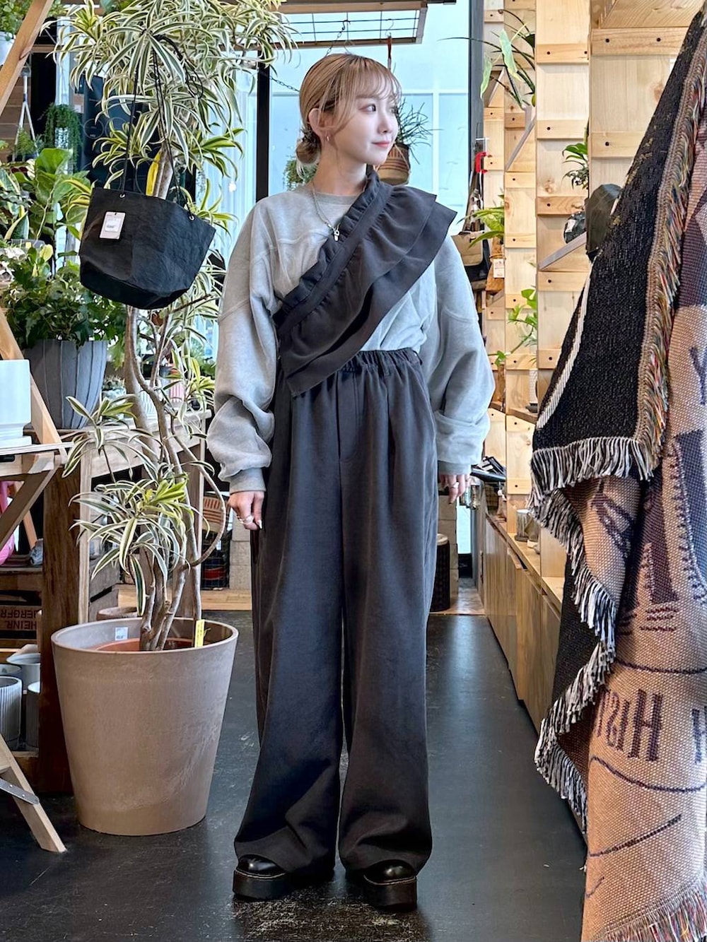 グレー系のその他パンツ、グレー系のスウェットを着用したレディースの冬コーディネートの2枚目の写真