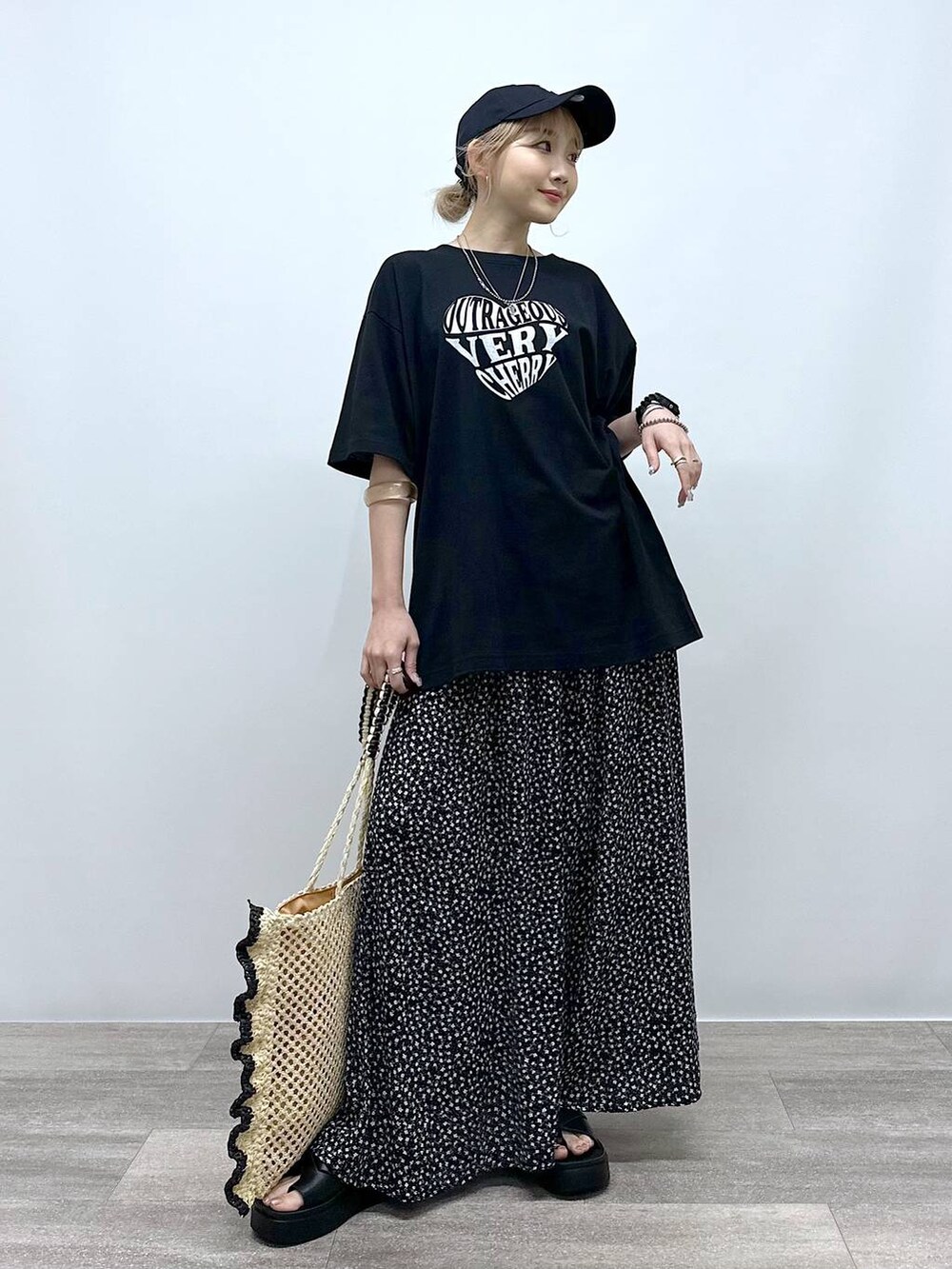 「差し色コーデ、低身長、個性派、デート/ロマンティック、女子会、旅行、niko and ...、キャップ、Tシャツ、ワイドパンツ、パンツ、バッグ、トートバッグ、サンダル、オーバーサイズ」｜「NEW ERAの【NEW ERA(ニューエラ)】別注9THIRTY EASY SNAP（キャップ、ブルー系）」を使った、すなぎもさん（レディース・153cm）の夏コーディネートの2枚目の写真