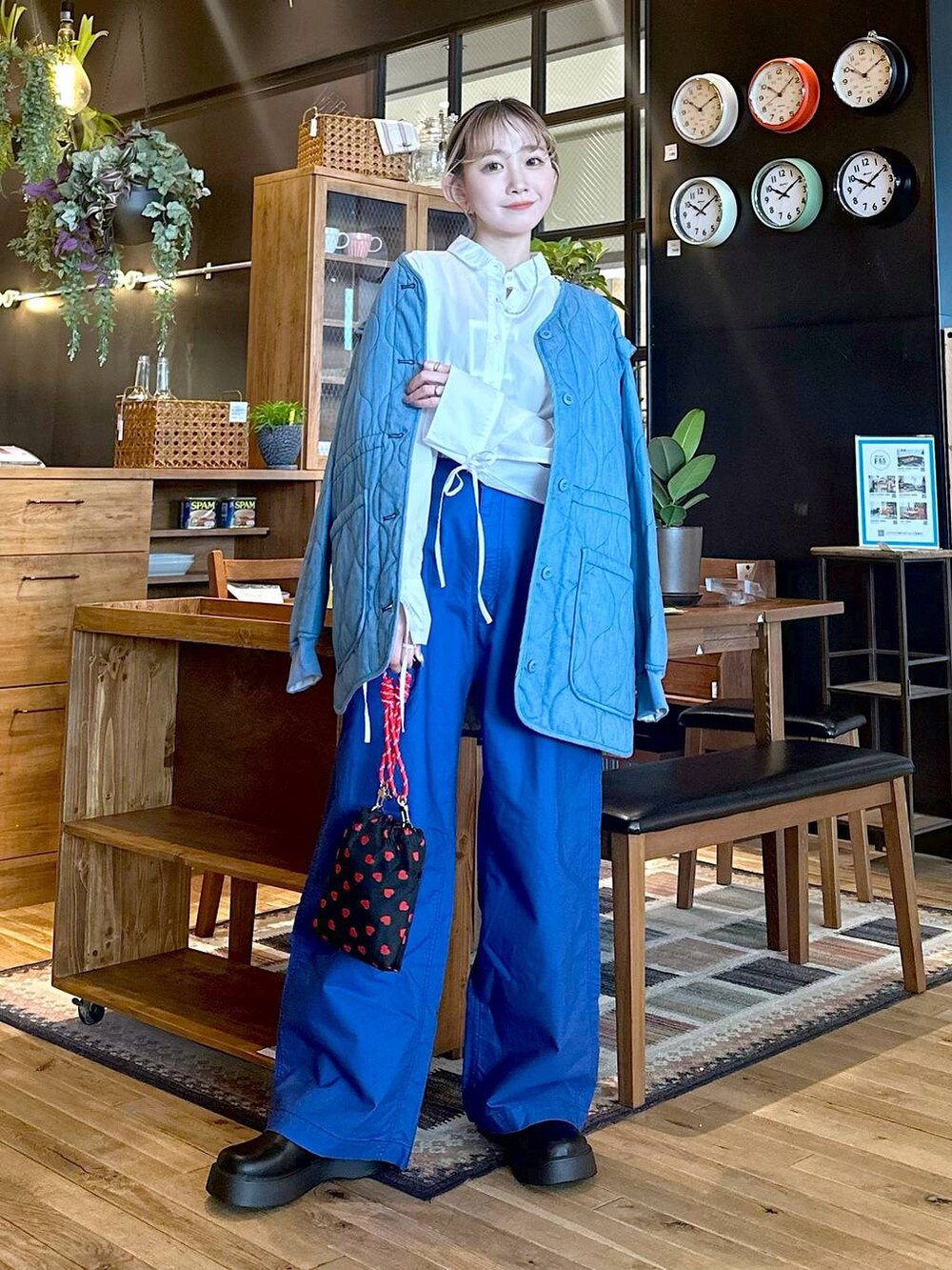 「差し色コーデ、低身長、個性派、デート/ロマンティック、女子会、旅行、niko and ...、ミリタリージャケット、ミリタリー、アウター、シャツ、ワイドパンツ、パンツ、ショルダーバッグ、バッグ」｜「niko and...のオリジナル細コードショルダー巾着バッグN（ショルダーバッグ、ブラック系）」を使った、すなぎもさん（レディース・153cm）の春コーディネートの5枚目の写真