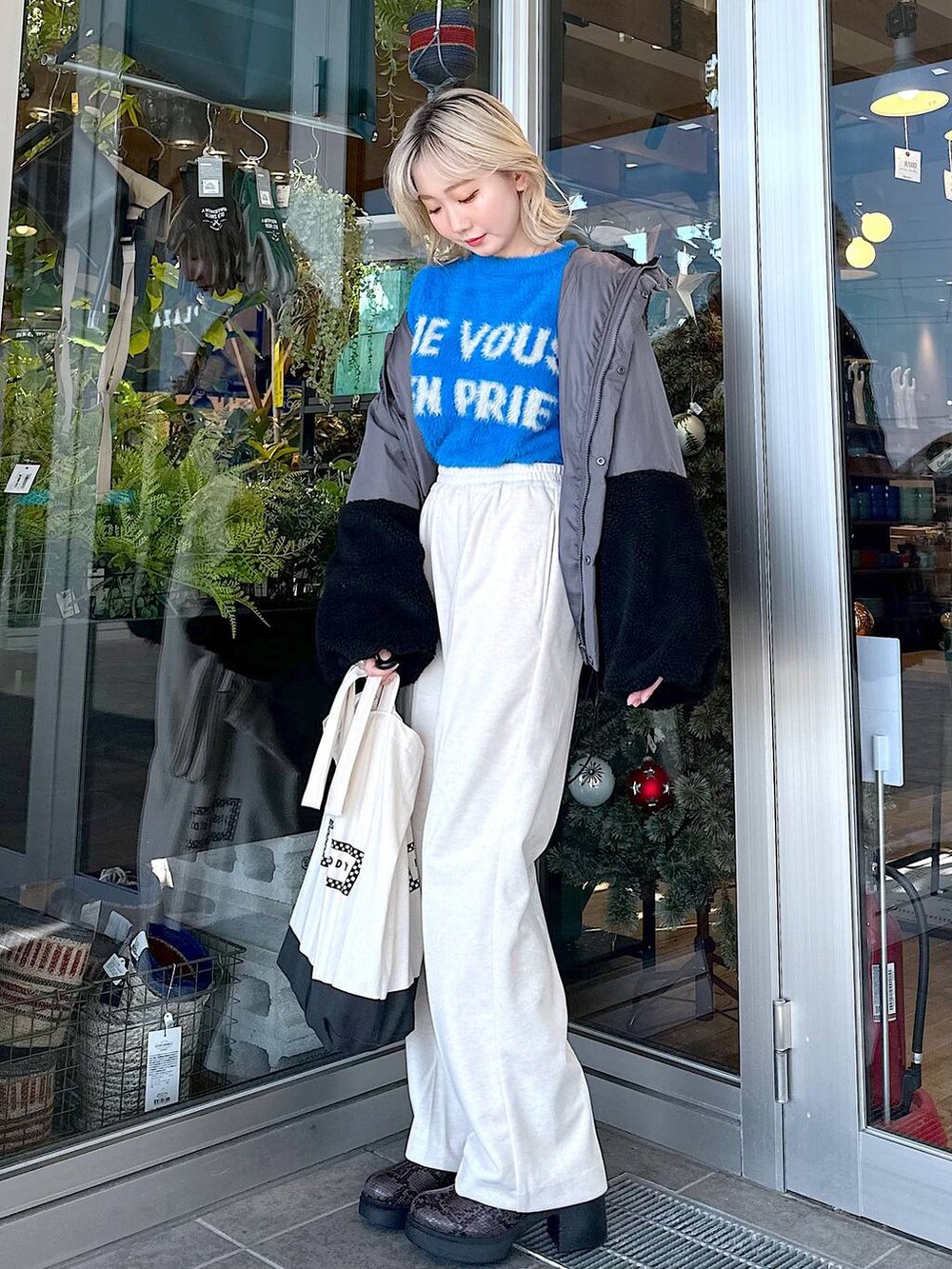 ブラック系のトートバッグ、その他のブーツ、ベージュ系のその他パンツを着用したレディースの秋コーディネートの3枚目の写真