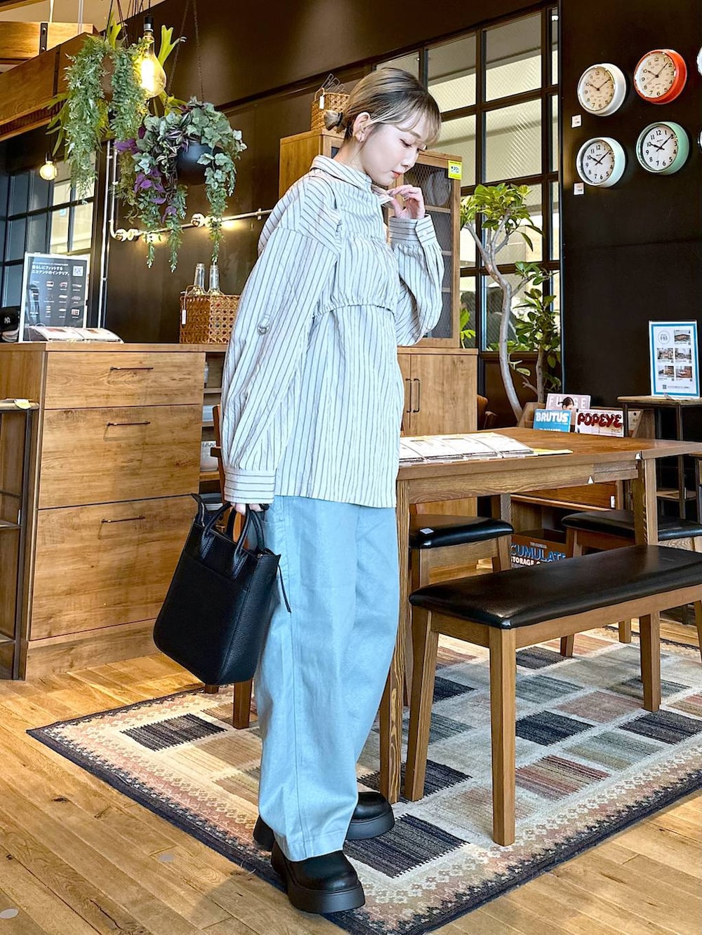 「差し色コーデ、低身長、個性派、デート/ロマンティック、女子会、旅行、niko and ...、シャツ、ワイドパンツ、バッグ、パンツ、ハンドバッグ、オーバーサイズ、春コーデ」｜「niko and...のオリジナルライト2WAYトートバッグ（トートバッグ、ブラック系）」を使った、すなぎもさん（レディース・153cm）の春コーディネートの4枚目の写真