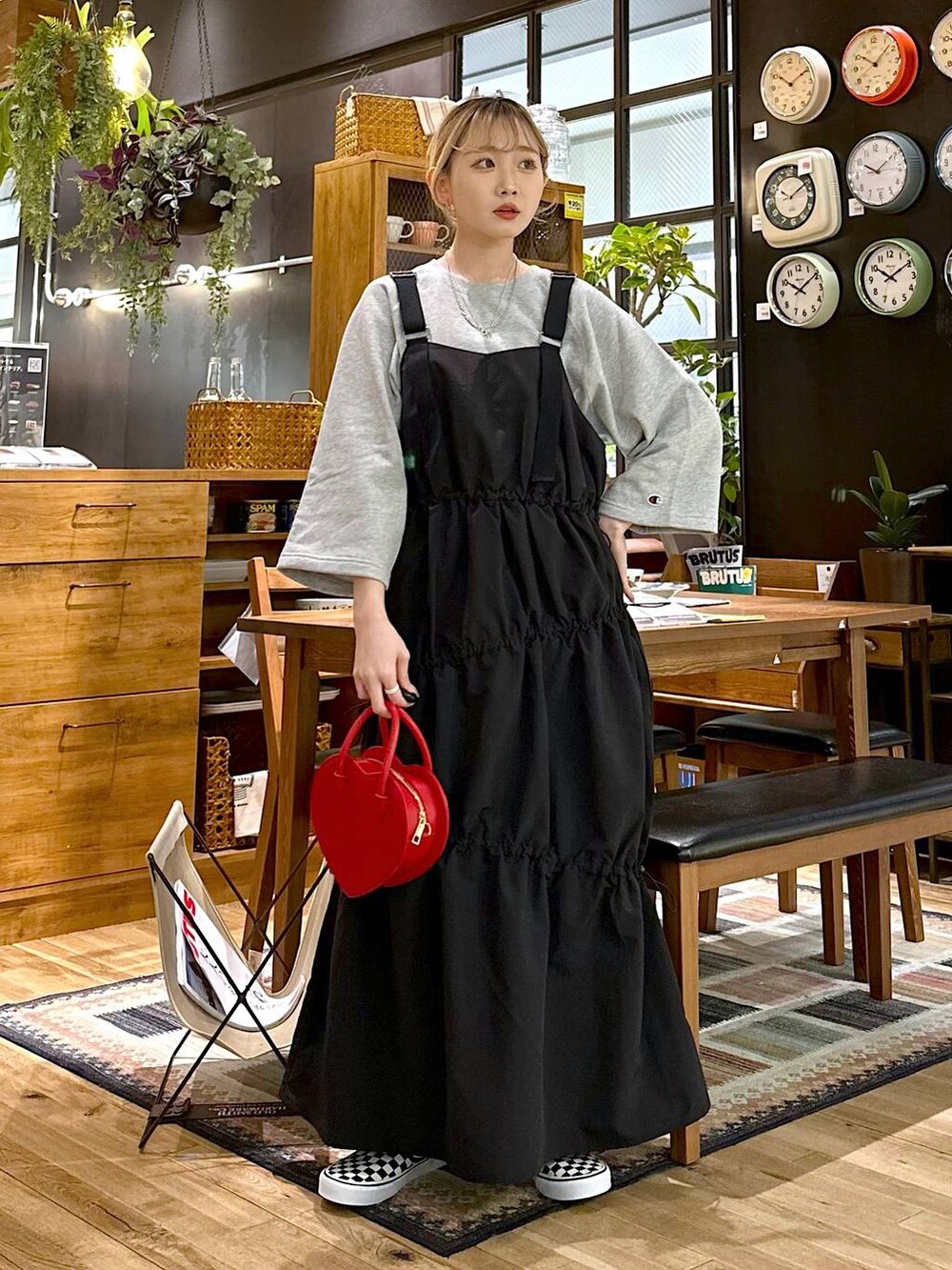 レッド系のショルダーバッグ、グレー系のTシャツ/カットソーを着用したレディースの冬コーディネートの3枚目の写真