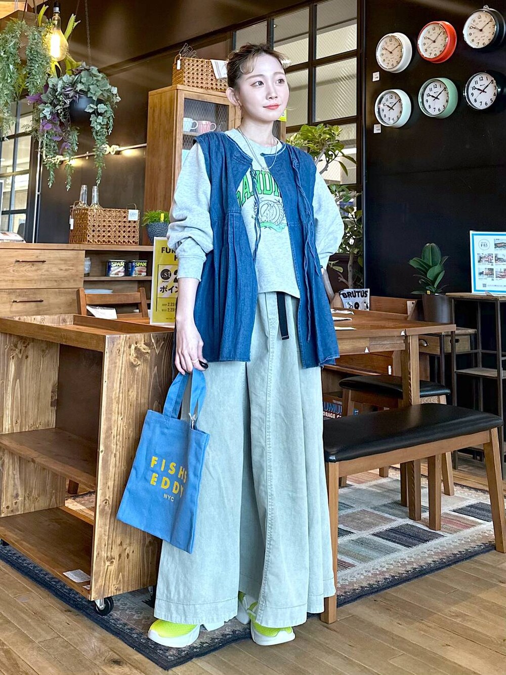 「差し色コーデ、低身長、個性派、デート/ロマンティック、女子会、旅行、niko and ...、ベスト、デニムジャケット、スウェット、ロングスカート、スカート、トートバッグ、バッグ、FISHS EDDY」|「niko and...のオリジナルメッシュスニーカー(スニーカー、グリーン系)」を使った、すなぎもさん(レディース・153cm)の春コーディネートの3枚目の写真