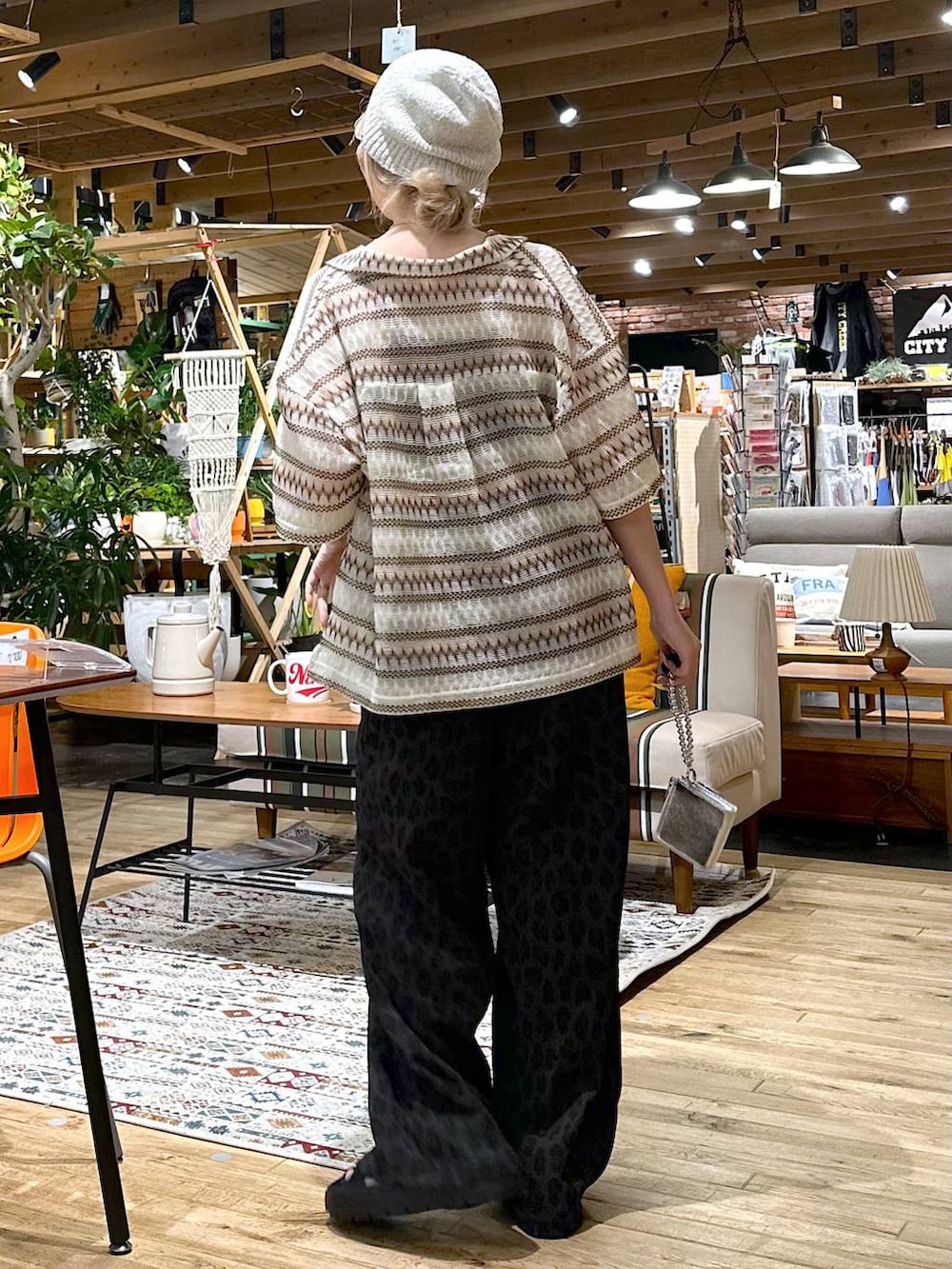 「ニット帽、シャツ、シャツスタイル、ワイドパンツ、パンツ、サンダル、春コーデ、春夏コーデ、夏コーデ、オーバーサイズ、カジュアル、カジュアルコーデ、大人カジュアル、差し色コーデ、低身長」｜「niko and...のDRYクシュイージーパンツ（その他パンツ、グレー系）」を使った、すなぎもさん（レディース・153cm）の春コーディネートの2枚目の写真