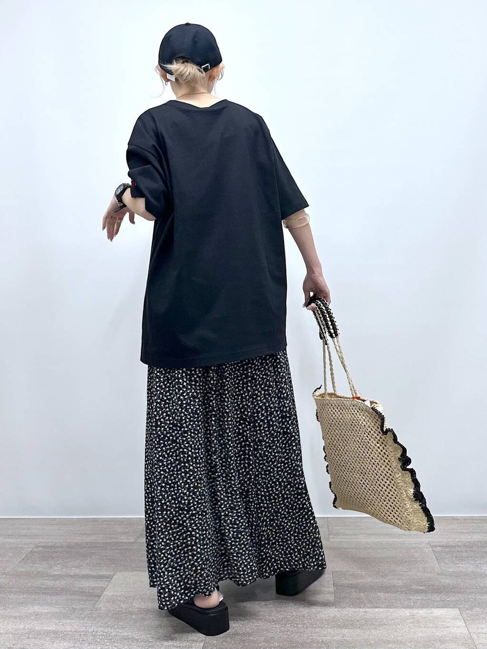 「差し色コーデ、低身長、個性派、デート/ロマンティック、女子会、旅行、niko and ...、キャップ、Tシャツ、ワイドパンツ、パンツ、バッグ、トートバッグ、サンダル、オーバーサイズ」｜「NEW ERAの【NEW ERA(ニューエラ)】別注9THIRTY EASY SNAP（キャップ、ブルー系）」を使った、すなぎもさん（レディース・153cm）の夏コーディネートの4枚目の写真