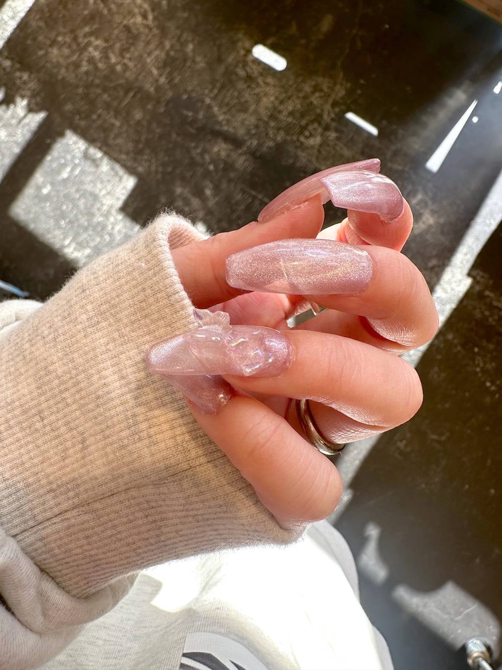 「差し色コーデ、低身長、個性派、デート/ロマンティック、女子会、旅行、niko and ...、ネイルチップ、ピンク、マグネットネイル、春色、春ネイル、スクエアネイル、スクエアオフネイル、スクエア」｜「Fishs Eddyの【Fishs Eddy(フィッシュエディ)】スウェットプルオーバー【UNISEX】（スウェット、グレー系）」を使った、すなぎもさん（レディース・153cm）の春コーディネートの3枚目の写真