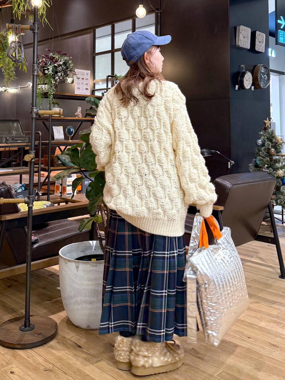 その他のモカシン/デッキシューズ、ブラック系のスカート、ベージュ系のニット/セーターを着用したレディースの秋コーディネートの2枚目の写真