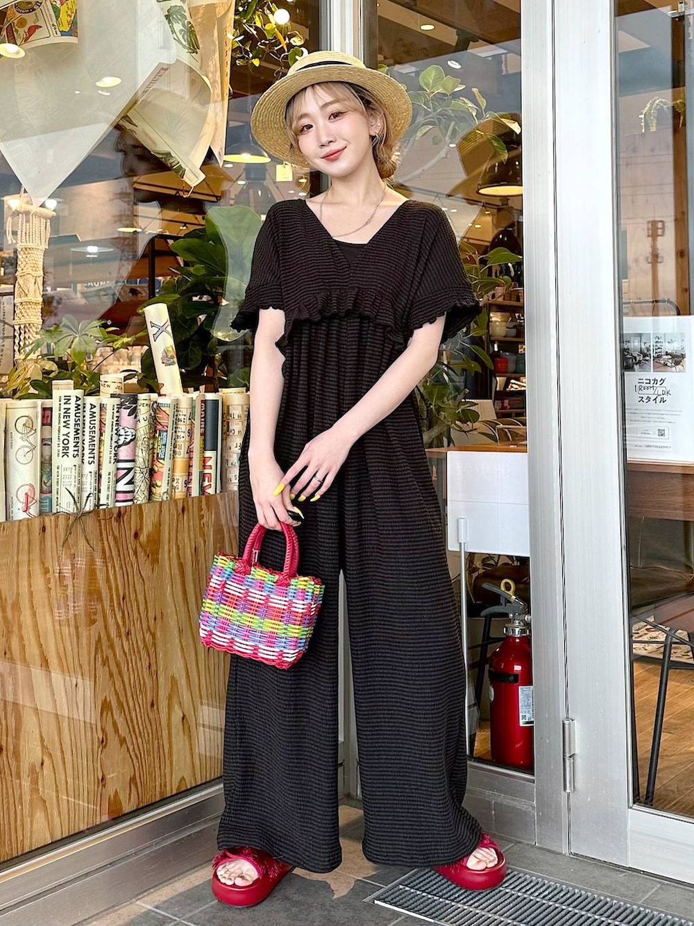 「差し色コーデ、低身長、個性派、デート/ロマンティック、女子会、旅行、niko and ...、ハット、ハンドバッグ、バッグ、サンダル、大人カジュアル、カジュアル、カジュアルコーデ、ガーリー」｜「niko and...のオリジナルボリュームスライドサンダル（サンダル、レッド系）」を使った、すなぎもさん（レディース・153cm）の春コーディネートの4枚目の写真