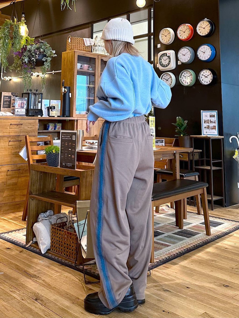 グレー系のトートバッグ、ブラック系のローファー、ブラウン系のその他パンツを着用したレディースの冬コーディネートの3枚目の写真