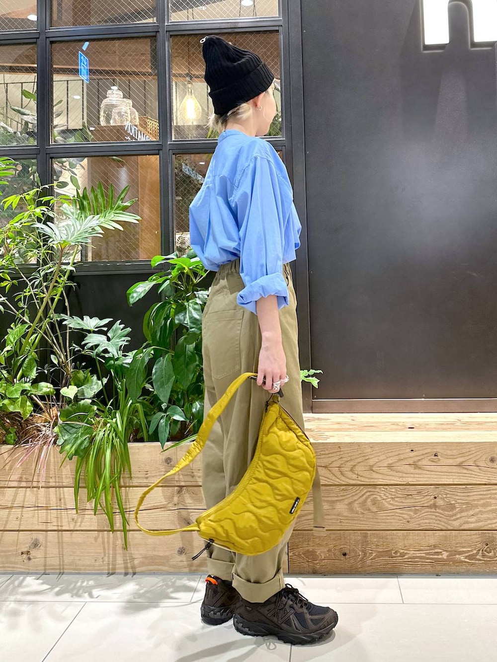 ブルー系のシャツ/ブラウス、ブラウン系のスニーカー、イエロー系のその他パンツを着用したレディースの秋コーディネートの4枚目の写真