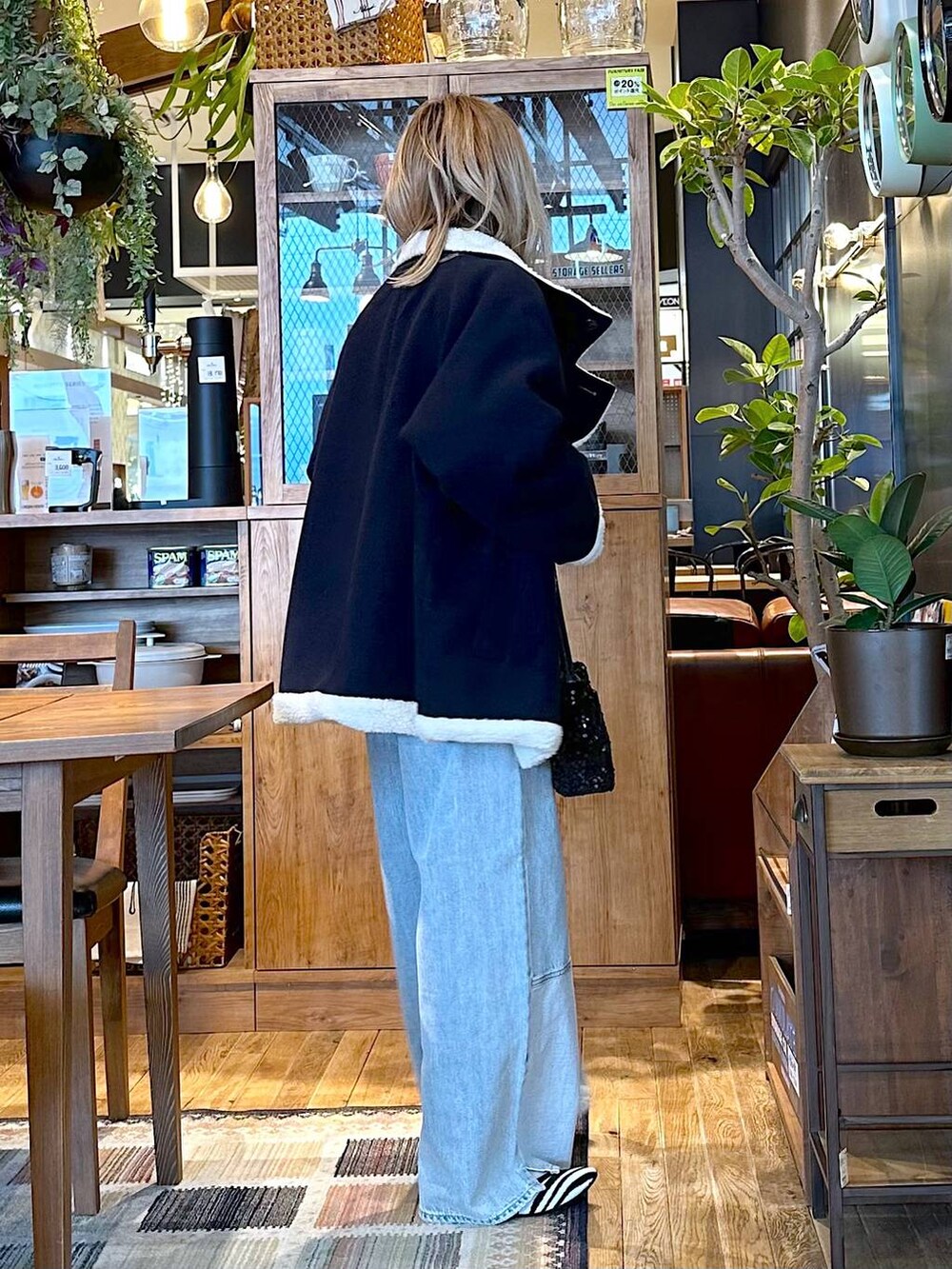 ブルー系のブルゾン、ブルー系のTシャツ/カットソー、その他のパンプスを着用したレディースの冬コーディネートの2枚目の写真