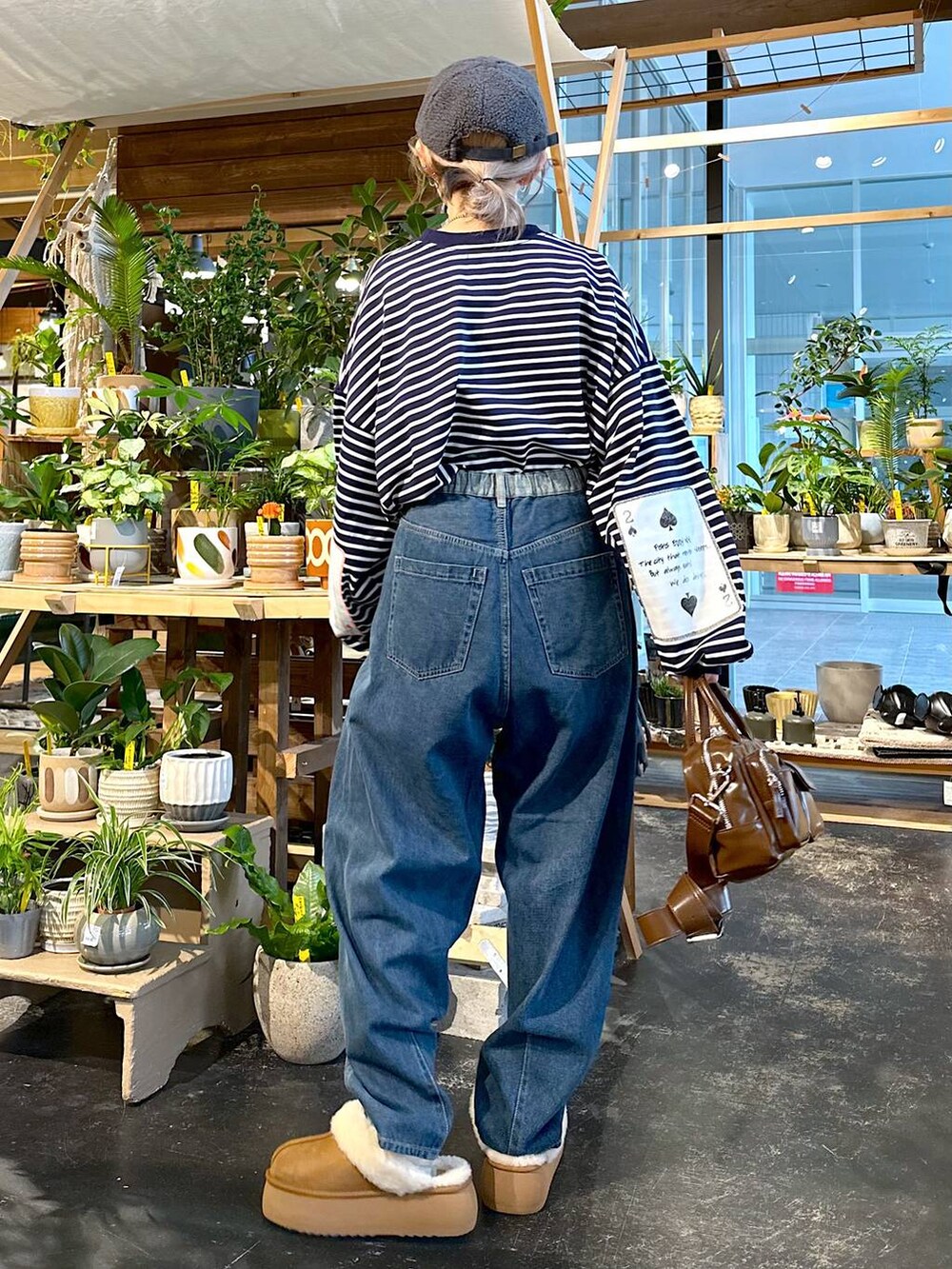 ブルー系のその他パンツ、ブラウン系のショルダーバッグ、イエロー系のスリッポンを着用したレディースの秋コーディネートの2枚目の写真