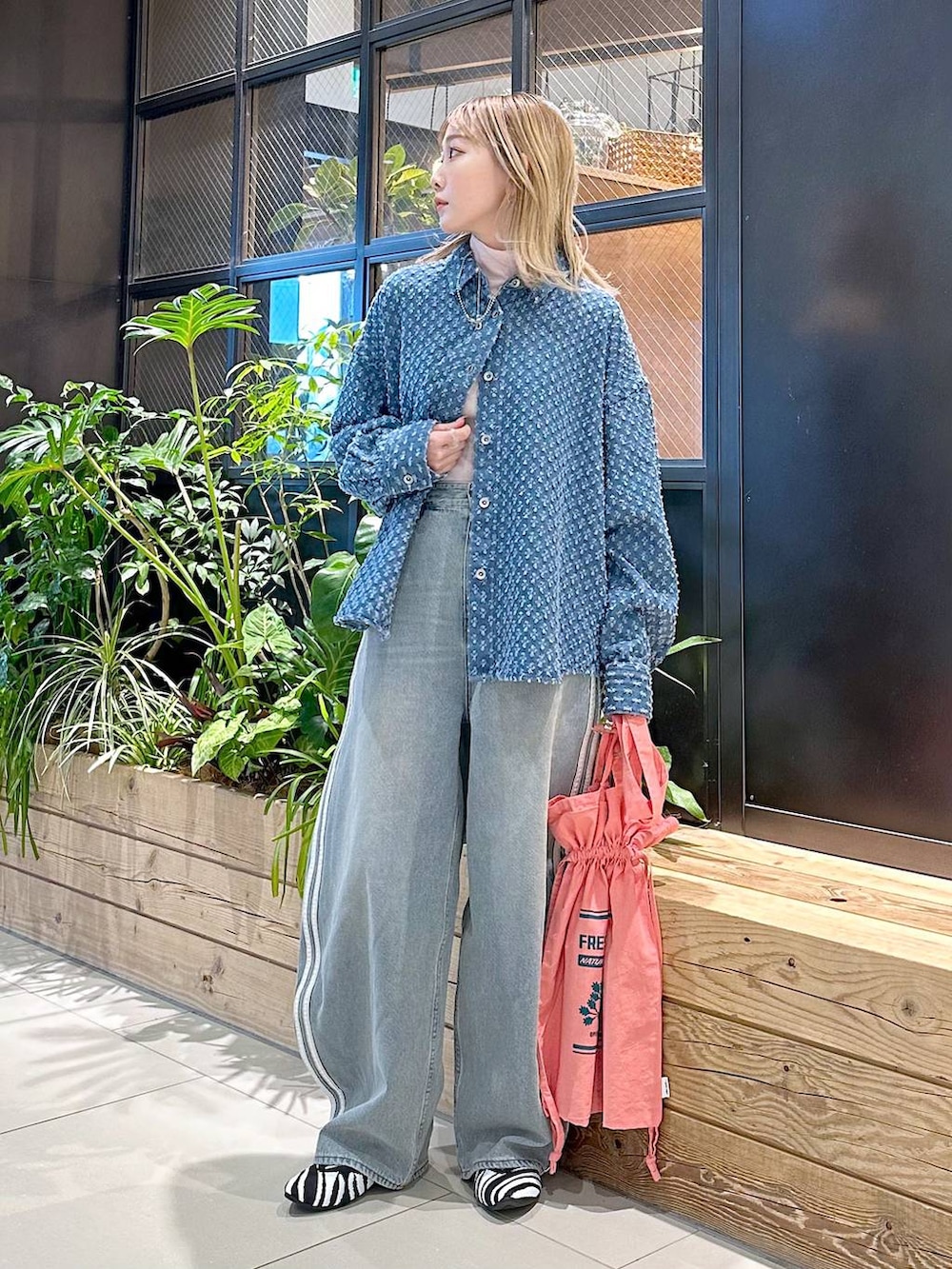 「差し色コーデ、低身長、個性派、デート/ロマンティック、女子会、旅行、niko and ...、デニムパンツ、シャツ、ワイドパンツ、トートバッグ、バッグ、パンプス、オーバーサイズ、セットアップ」｜「niko and...のオリジナル巾着トートバッグ（トートバッグ、ピンク系）」を使った、すなぎもさん（レディース・153cm）の冬コーディネートの3枚目の写真