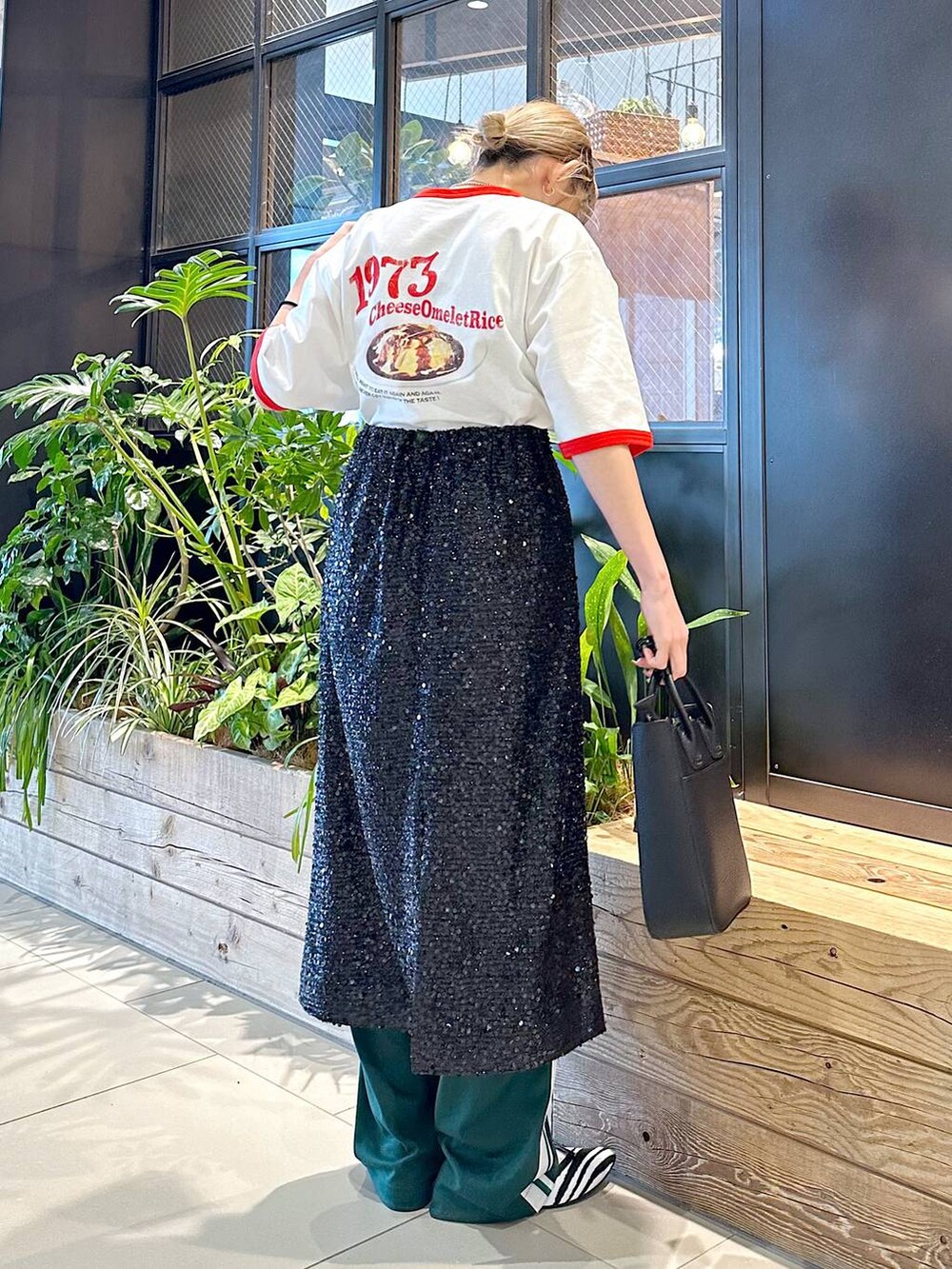 「ショルダーバッグ、差し色コーデ、低身長、個性派、デート/ロマンティック、女子会、旅行、niko and ...、Tシャツ、スカート、ワイドパンツ、パンツ、ユニセックス、バッグ、ハンドバッグ」｜「niko and...のスパンコールスカート（スカート、ブラック系）」を使った、すなぎもさん（レディース・153cm）の春コーディネートの2枚目の写真