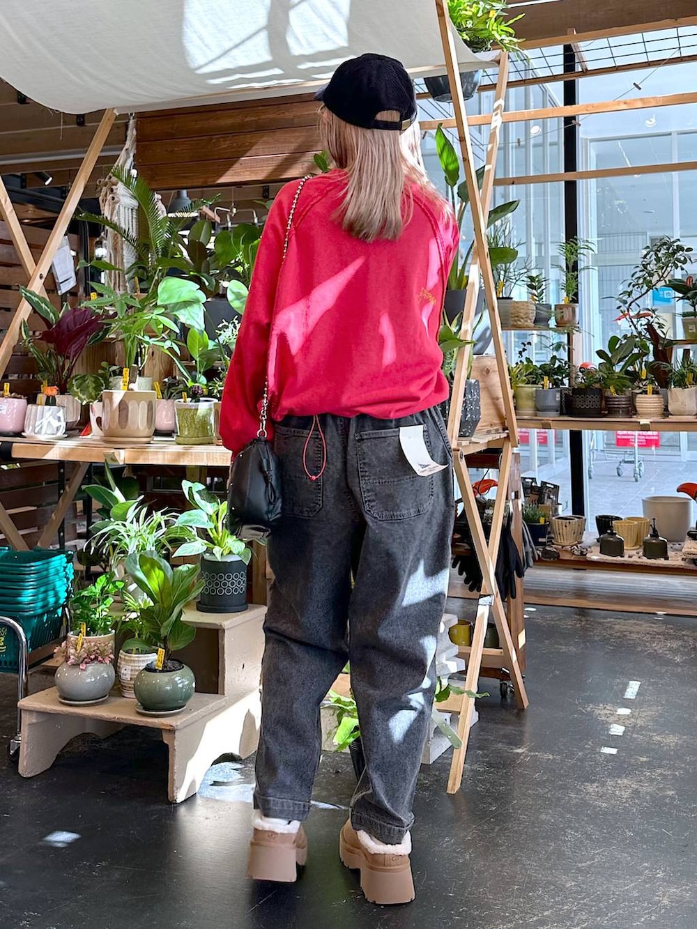 イエロー系のその他シューズ、ブラック系のショルダーバッグ、レッド系のスウェットを着用したレディースの秋コーディネートの3枚目の写真