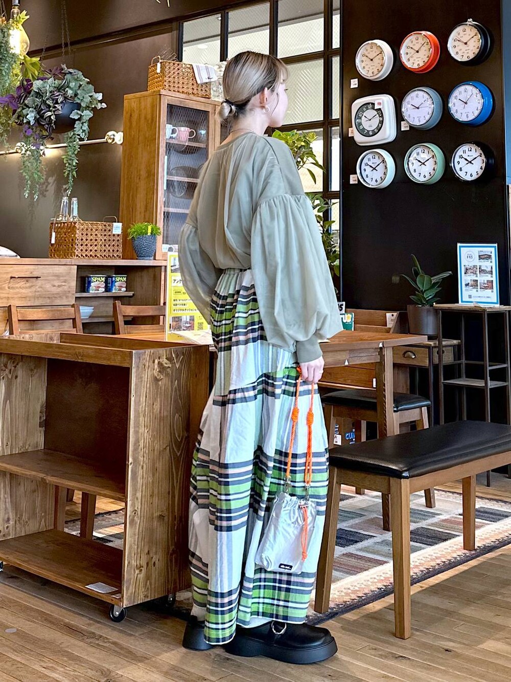 「差し色コーデ、低身長、個性派、デート/ロマンティック、女子会、旅行、niko and ...、Tシャツ、ロンT、ワイドパンツ、パンツ、ショルダーバッグ、バッグ、春コーデ、オーバーサイズ」｜「niko and...の[MODE NORM CORE]コットン塩縮チェックパンツ（その他パンツ、グリーン系）」を使った、すなぎもさん（レディース・153cm）の春コーディネートの3枚目の写真