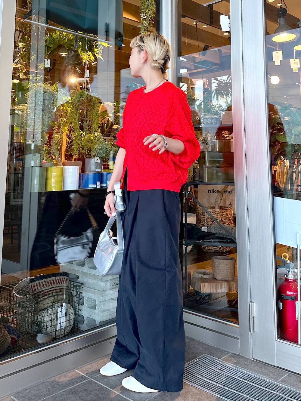 「差し色コーデ、低身長、個性派、女子会、旅行、niko and...、カーディガン、ワイドパンツ、ショルダーバッグ、バッグ、レースアップシューズ、オーバーサイズ、秋コーデ、デート/ロマンティック」｜「niko and...のオリジナルレースアップシューズ（その他シューズ、ベージュ系）」を使った、すなぎもさん（レディース・153cm）の秋コーディネートの3枚目の写真