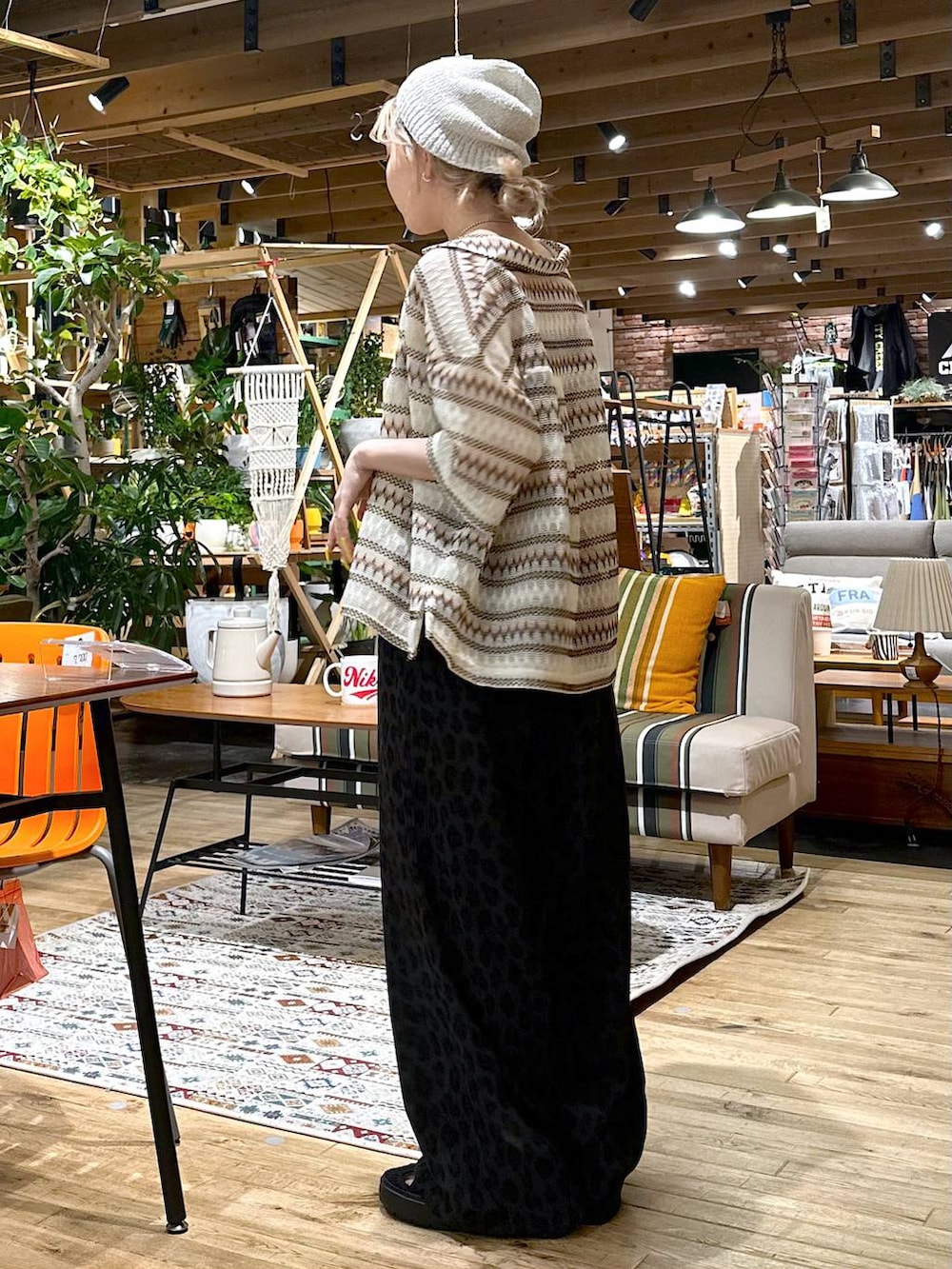 「ニット帽、シャツ、シャツスタイル、ワイドパンツ、パンツ、サンダル、春コーデ、春夏コーデ、夏コーデ、オーバーサイズ、カジュアル、カジュアルコーデ、大人カジュアル、差し色コーデ、低身長」｜「niko and...のDRYクシュイージーパンツ（その他パンツ、グレー系）」を使った、すなぎもさん（レディース・153cm）の春コーディネートの3枚目の写真