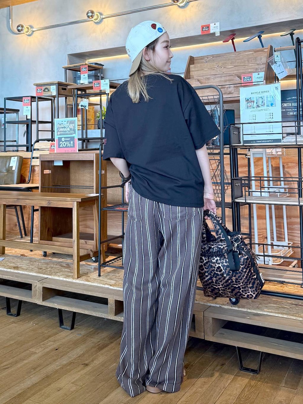 「差し色コーデ、低身長、個性派、デート/ロマンティック、女子会、旅行、niko and ...、キャップ、Tシャツ、ワイドパンツ、パンツ、ショルダーバッグ、バッグ、サンダル、夏コーデ」｜「niko and...の【STRANGER THINGS】コラボ ポスター風プリントTシャツ（Tシャツ/カットソー、ブラック系）」を使った、すなぎもさん（レディース・153cm）の夏コーディネートの2枚目の写真