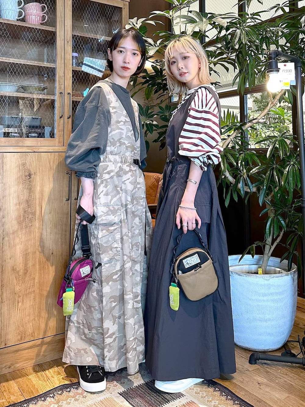 ホワイト系のスニーカー、ブラック系のスニーカー、その他のTシャツ/カットソーを着用したレディースの夏コーディネートの2枚目の写真