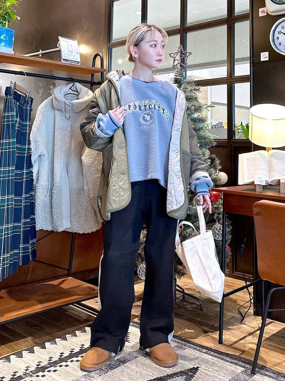 その他のスカート、ベージュ系のその他アウター、グリーン系のその他アウターを着用したレディースの秋コーディネートの2枚目の写真