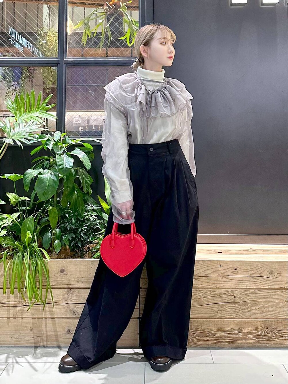 「差し色コーデ、低身長、個性派、デート/ロマンティック、女子会、旅行、niko and ...、ブラウス、ニット、ワイドパンツ、ハンドバッグ、バッグ、冬コーデ、春コーデ、セールコーデ」｜「niko and...のツイルタックワイドパンツ（その他パンツ、ブラック系）」を使った、すなぎもさん（レディース・153cm）の冬コーディネートの5枚目の写真