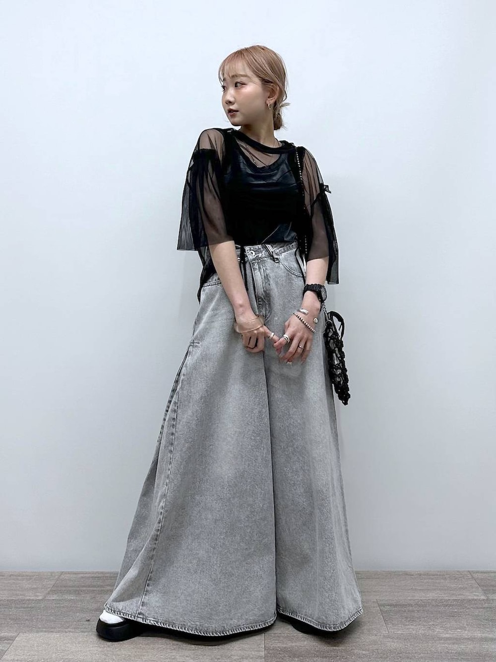 「ワントーン、差し色コーデ、低身長、個性派、デート/ロマンティック、女子会、旅行、niko and ...、タンクトップ、ワイドパンツ、デニムパンツ、パンツ、ショルダーバッグ、バッグ、サンダル」|「niko and...のオリジナルマクラメビーズチェンジショルダーバッグ(ショルダーバッグ、ブラック系)」を使った、すなぎもさん(レディース・153cm)の春コーディネートの4枚目の写真