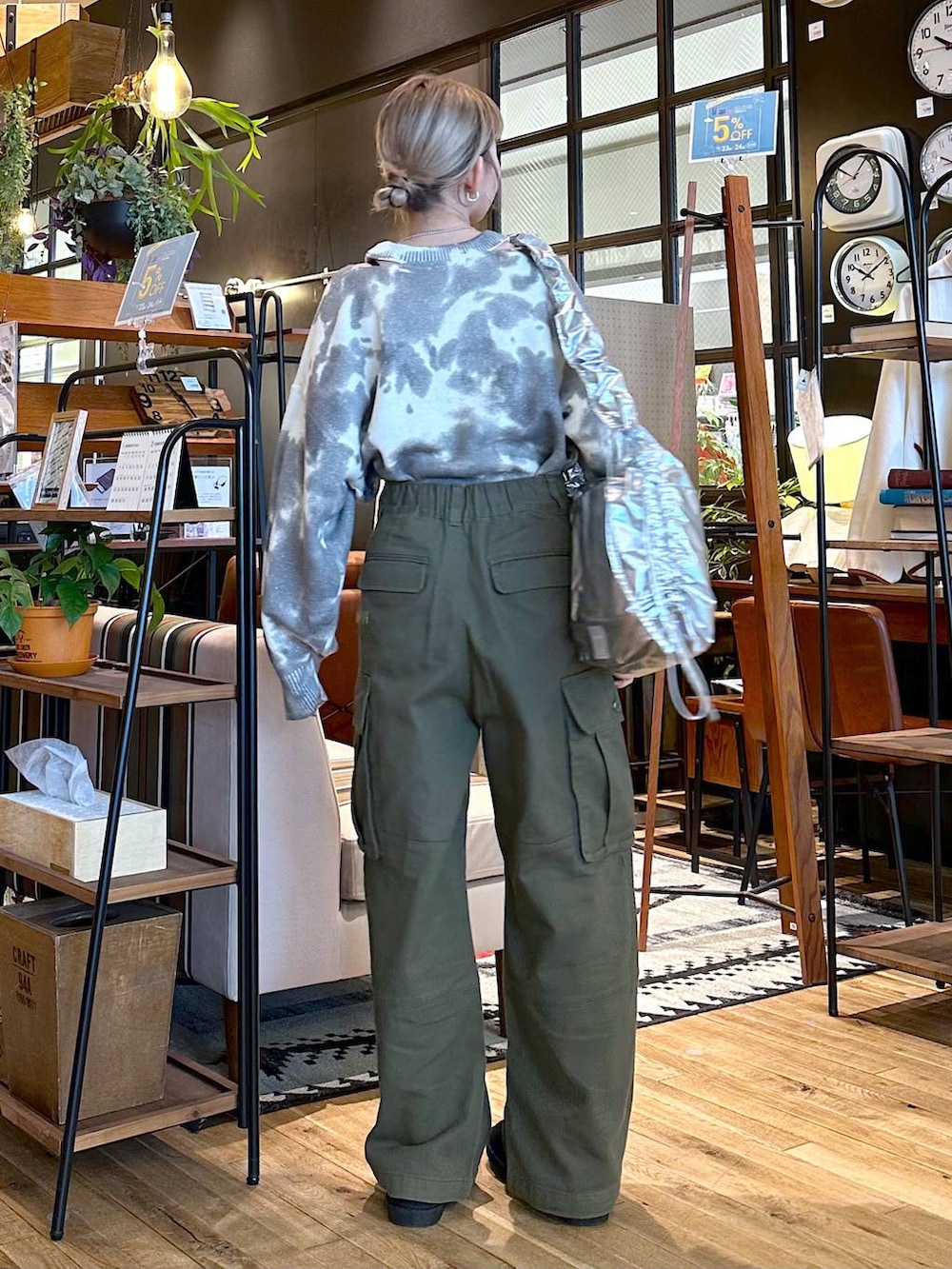 ブラック系のその他シューズ、グリーン系のその他パンツ、グレー系のショルダーバッグを着用したレディースの冬コーディネートの3枚目の写真