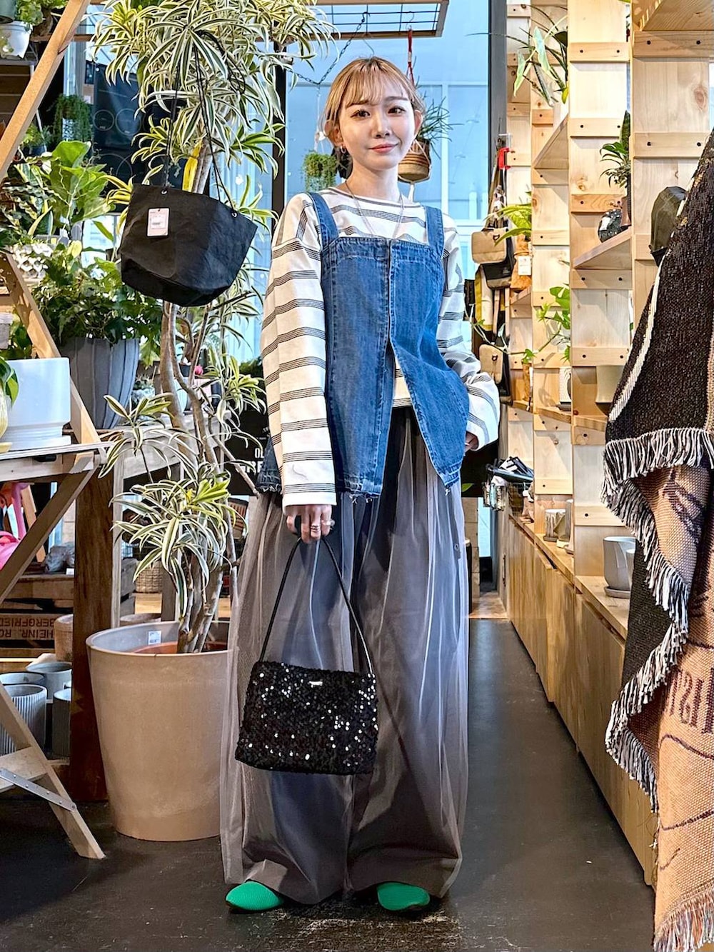 ブラック系のその他パンツ、ホワイト系のTシャツ/カットソー、グリーン系のパンプスを着用したレディースの冬コーディネートの4枚目の写真