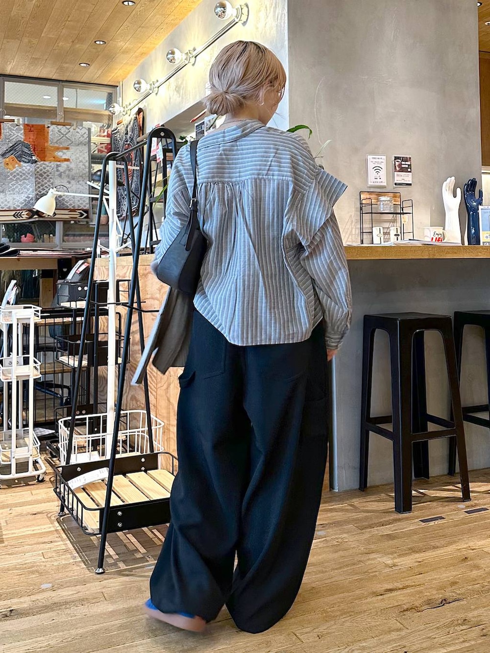 「差し色コーデ、低身長、個性派、デート/ロマンティック、女子会、旅行、niko and ...、シャツ、シャツスタイル、ブラウス、ワイドパンツ、パンツ、カーディガン、ニット、ショルダーバッグ」｜「niko and...のプレミアムローンワイドシャツ（シャツ/ブラウス、グレー系）」を使った、すなぎもさん（レディース・153cm）の秋コーディネートの2枚目の写真