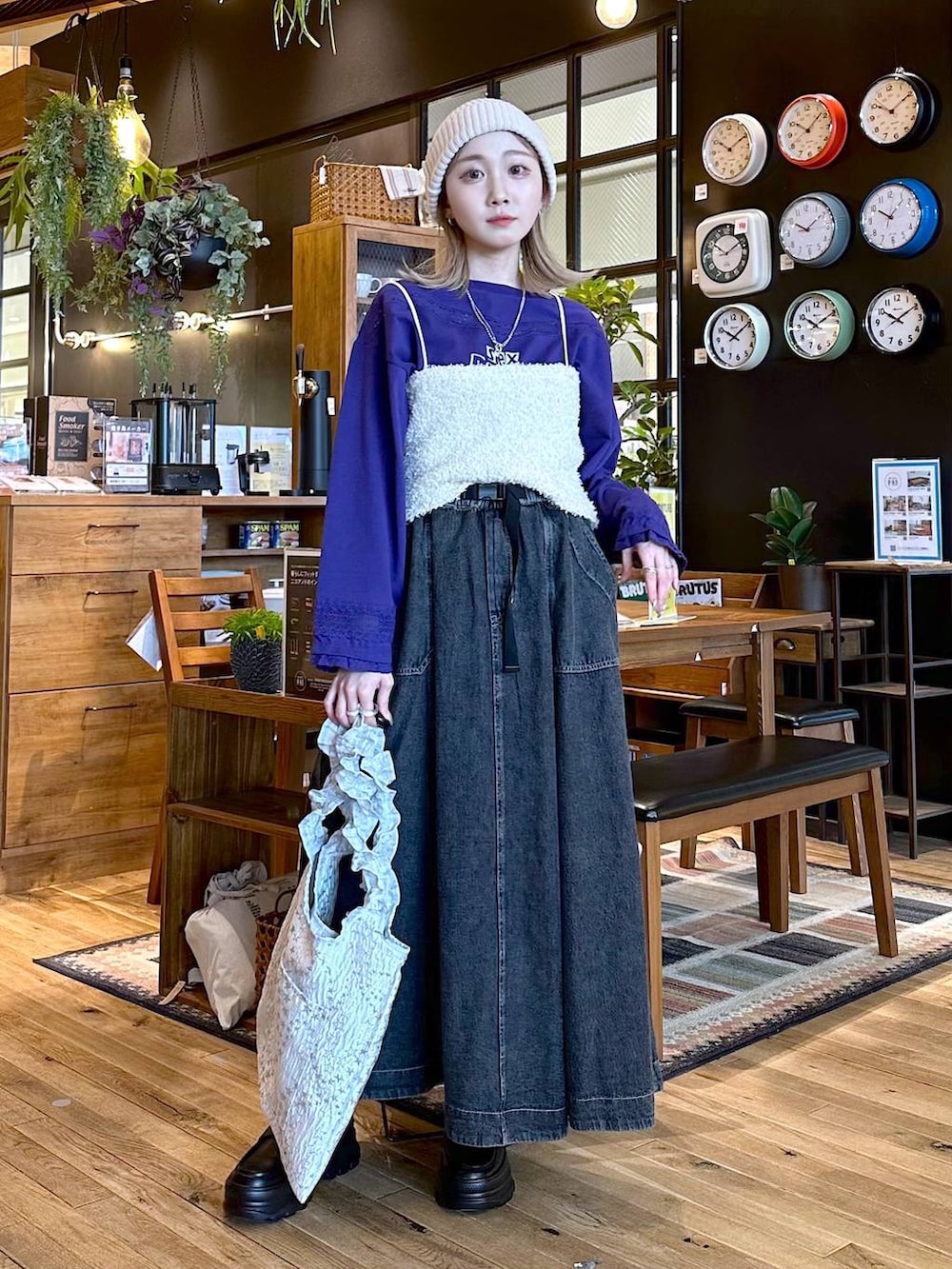 グレー系のトートバッグ、ブラック系のローファー、グレー系のスカートを着用したレディースの冬コーディネートの4枚目の写真