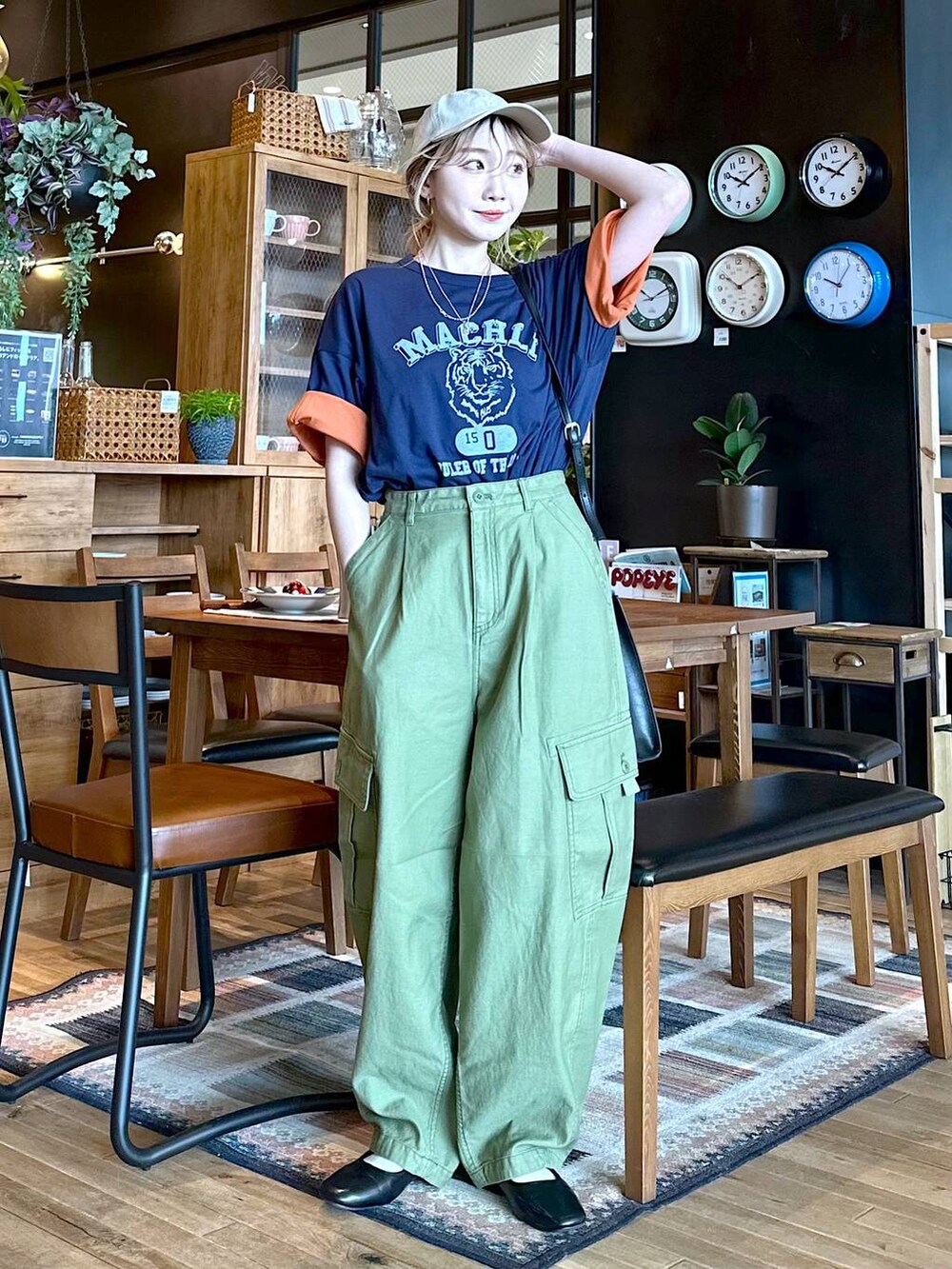 ブルー系のTシャツ/カットソー、その他のパンプス、グリーン系のカーゴパンツを着用したレディースの春コーディネートの4枚目の写真