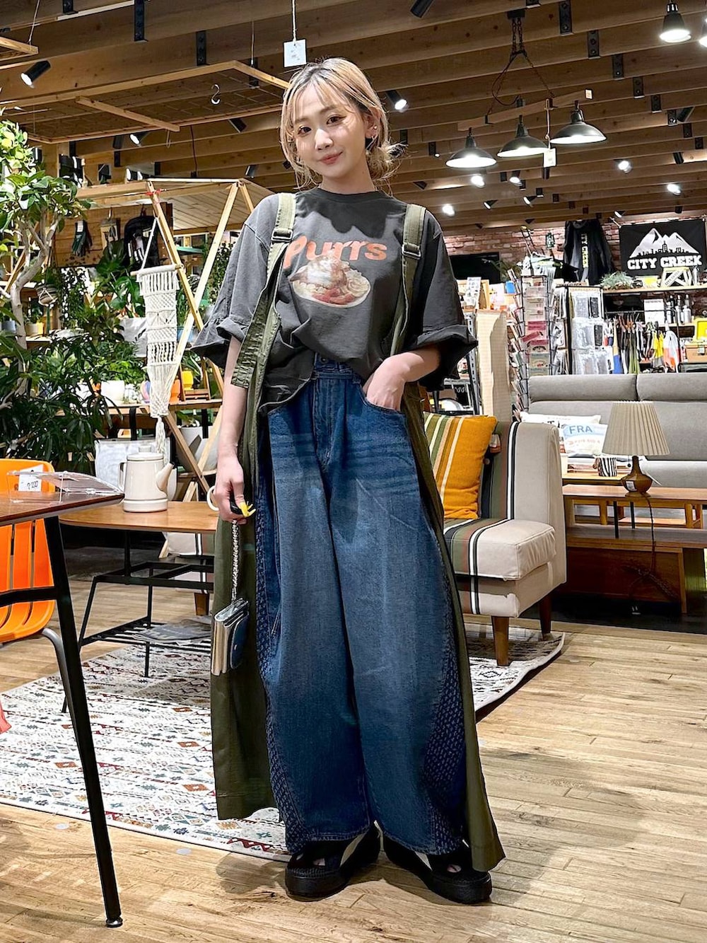 「差し色コーデ、低身長、カジュアル、カジュアルコーデ、大人カジュアル、レイヤードスタイル、オーバーサイズ、女子会、旅行、niko and ...、個性派、デート/ロマンティック、ワンピース、ベスト、Tシャツ」｜「niko and...の【NKJ 2025SS】BELT BARREL DENIM（デニムパンツ、ブルー系）」を使った、すなぎもさん（レディース・153cm）の春コーディネートの4枚目の写真