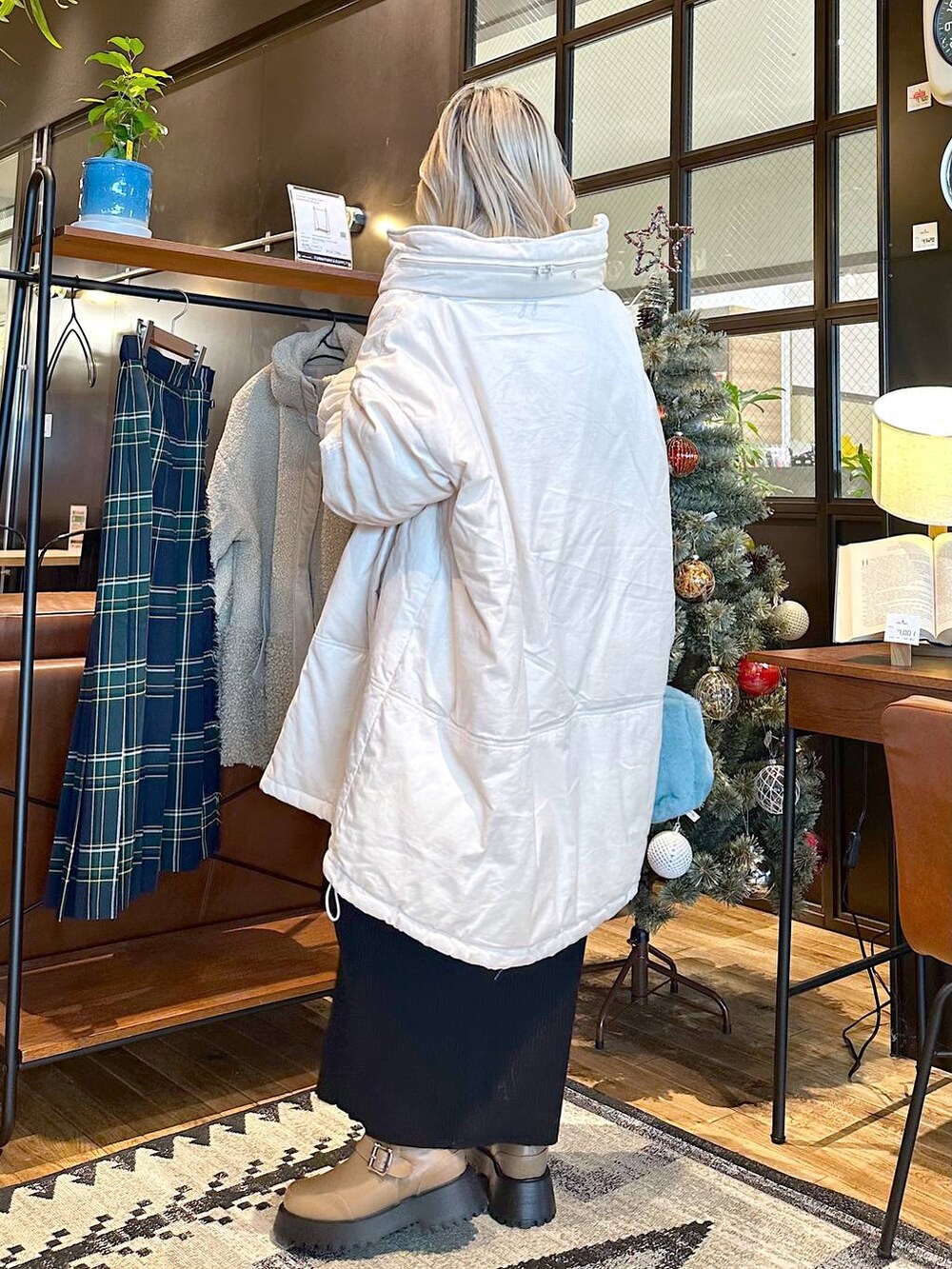 「差し色コーデ、低身長、個性派、デート/ロマンティック、女子会、旅行、niko and ...、ピアス、アウター、コート、ニット、スカート、ロングスカート、ハンドバッグ、バッグ」|「niko and...のSilver925 フープピアス(ピアス(両耳用)、グレー系)」を使った、すなぎもさん(レディース・153cm)の秋コーディネートの3枚目の写真