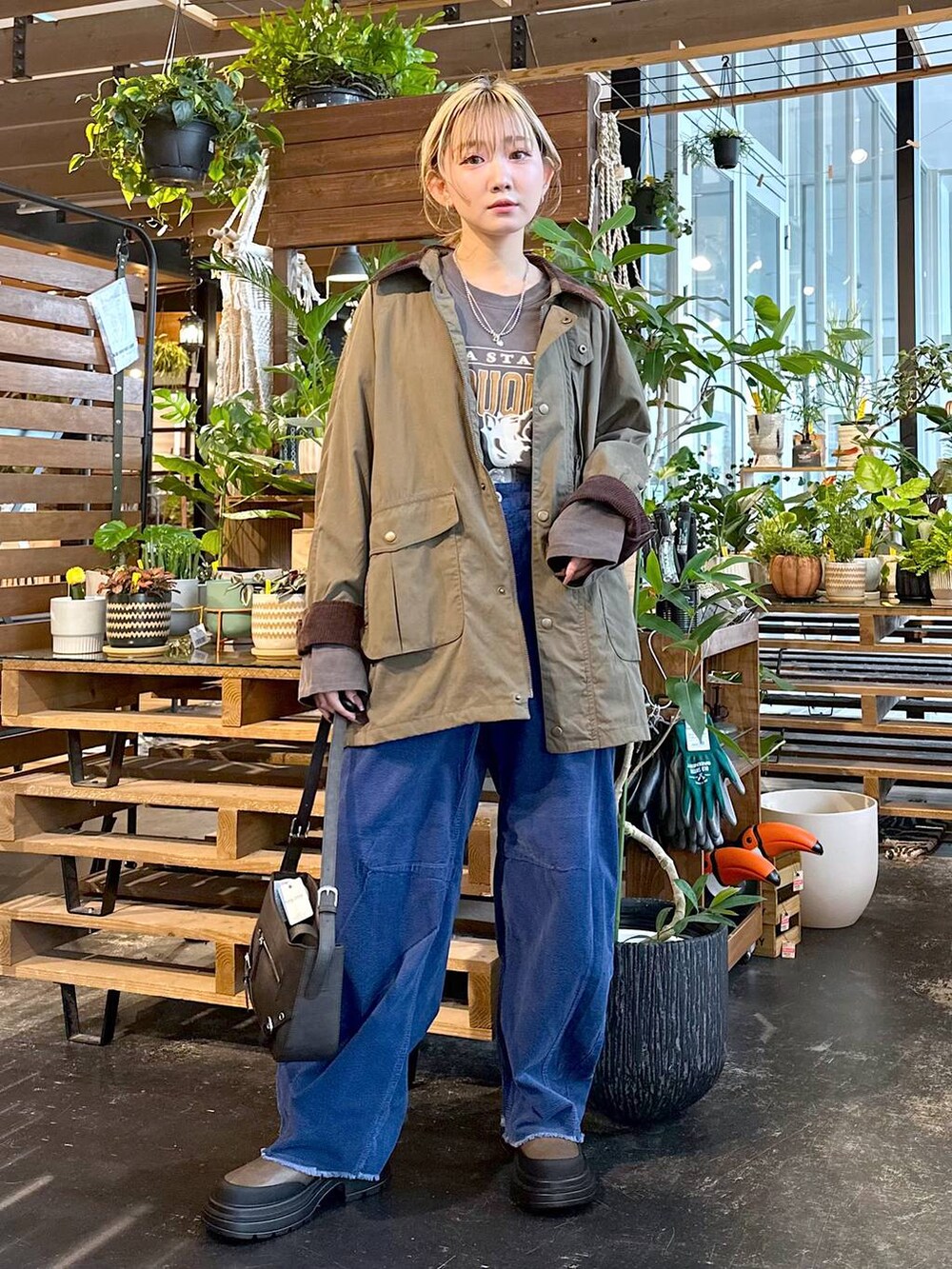 ブルー系のその他パンツ、グレー系のTシャツ/カットソー、ブラウン系のブーツを着用したレディースの秋コーディネートの4枚目の写真