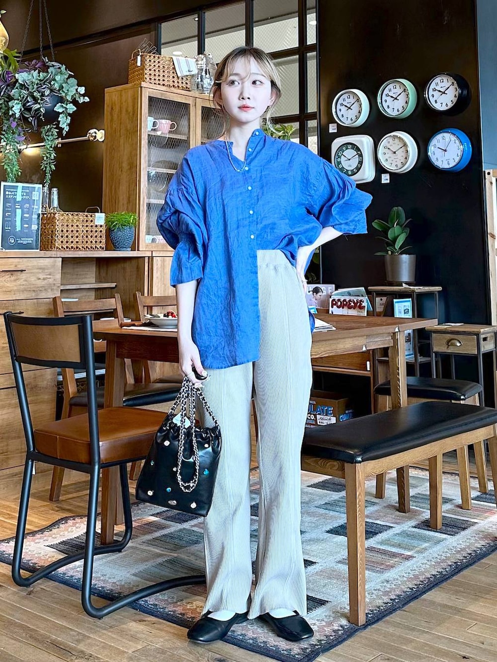 ブラック系のショルダーバッグ、その他のパンプス、ブラウン系のその他パンツを着用したレディースの春コーディネートの5枚目の写真