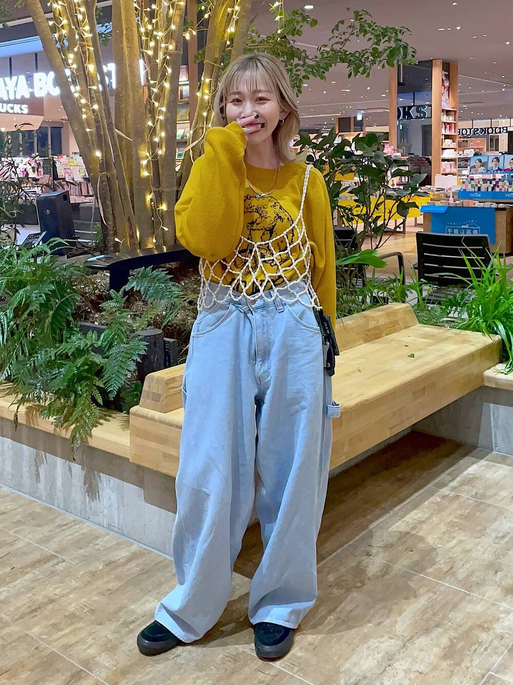 ブルー系のその他パンツ、イエロー系のニット/セーターを着用したレディースの冬コーディネートの2枚目の写真