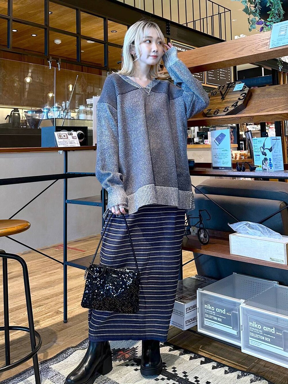 「差し色コーデ、低身長、個性派、デート/ロマンティック、女子会、旅行、niko and ...、ピアス、ニット、スカート、ロングスカート、ショルダーバッグ、バッグ、ショートブーツ、ブーツ」｜「niko and...のSilver925 フープピアス（ピアス（両耳用）、グレー系）」を使った、すなぎもさん（レディース・153cm）の冬コーディネートの2枚目の写真