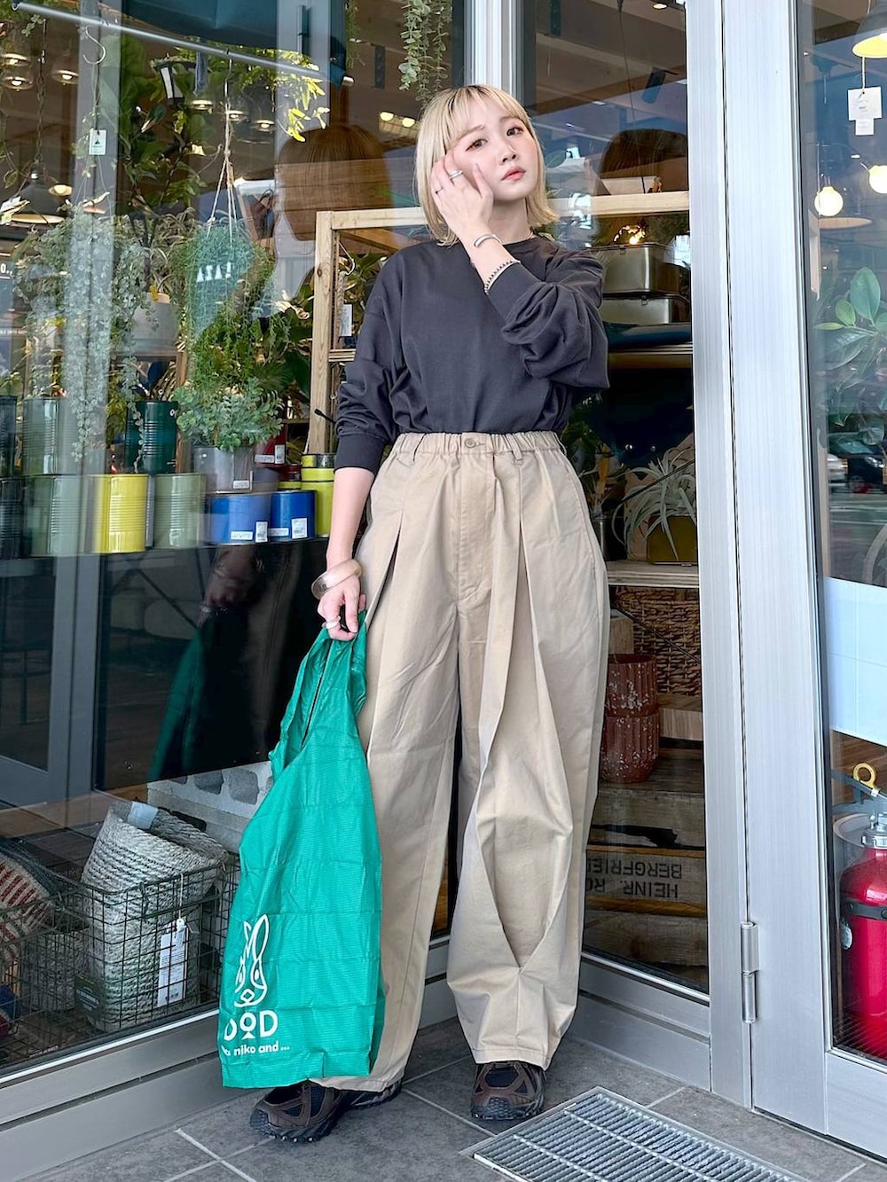 ブラウン系のスニーカー、イエロー系のチノパンツ、グレー系のTシャツ/カットソーを着用したレディースの夏コーディネートの2枚目の写真