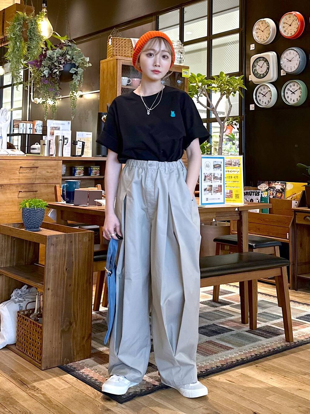 ホワイト系のスニーカー、グレー系のチノパンツ、ブルー系のトートバッグを着用したレディースの冬コーディネートの5枚目の写真