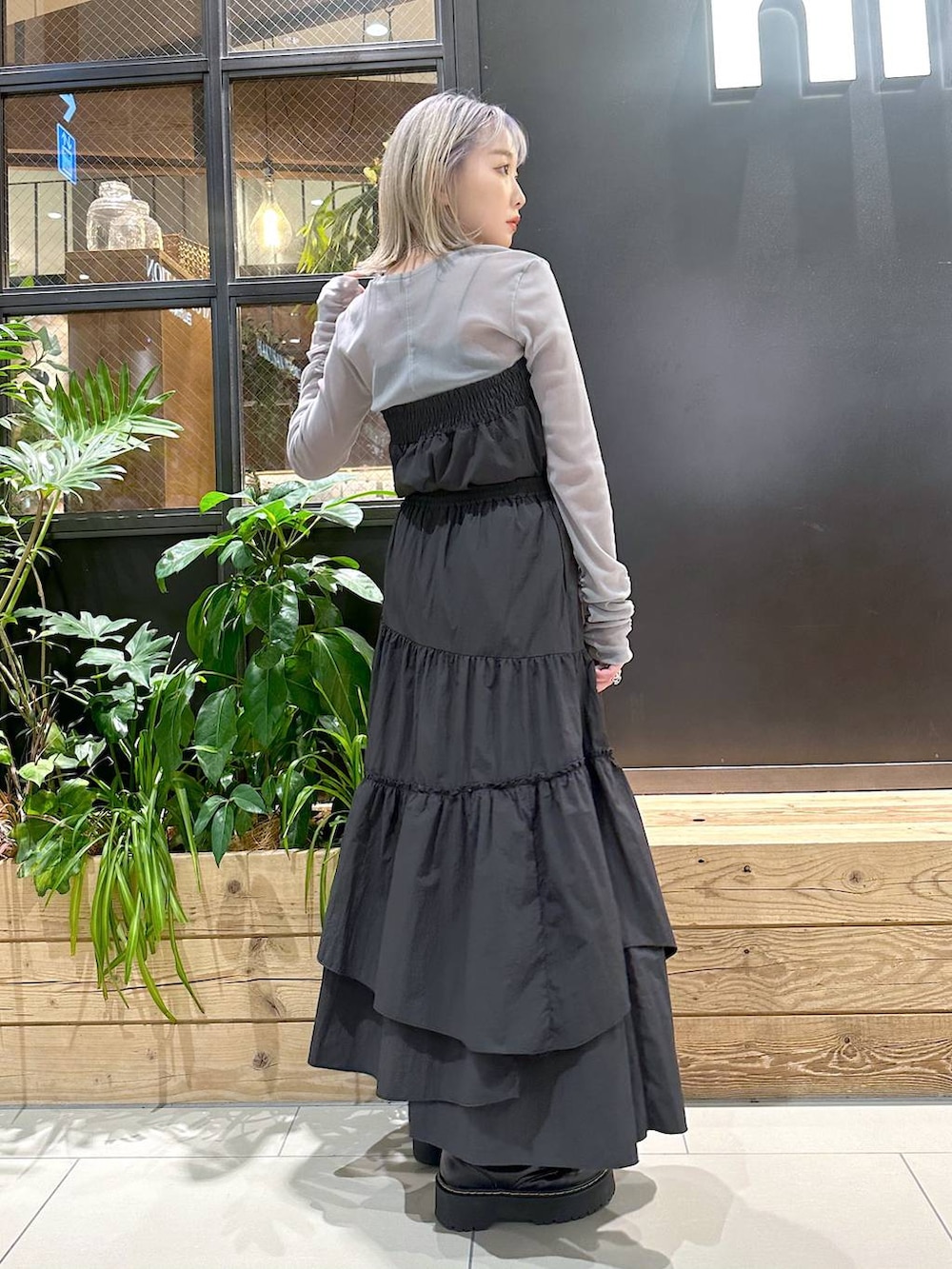 ブラック系のスカート、グレー系のTシャツ/カットソーを着用したレディースの秋コーディネートの3枚目の写真