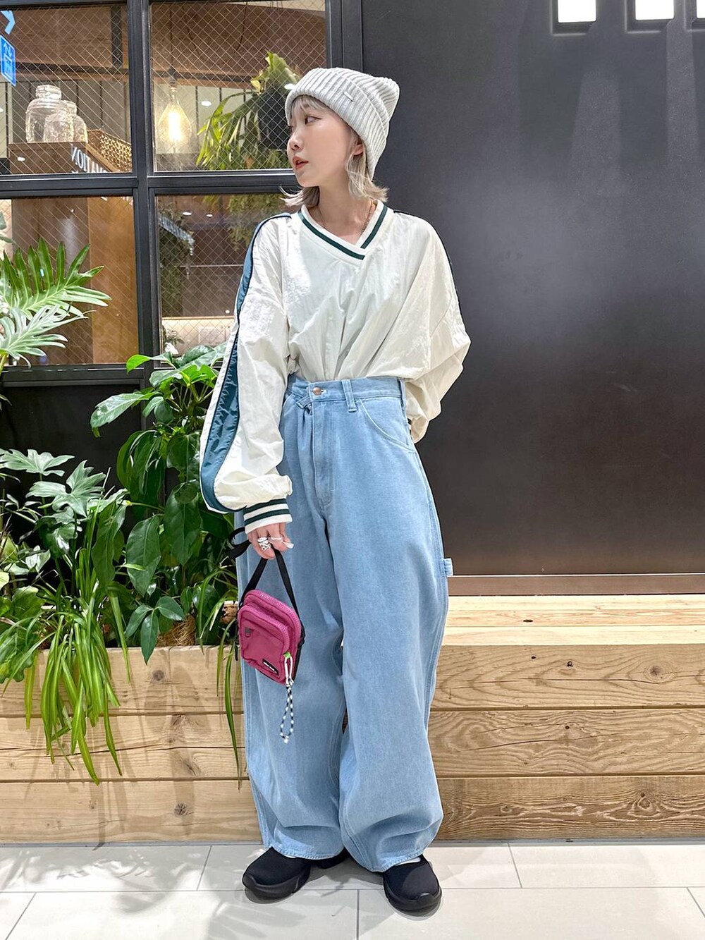 パープル系のショルダーバッグ、ブルー系のその他パンツ、ブラック系のスニーカーを着用したレディースの秋コーディネートの5枚目の写真