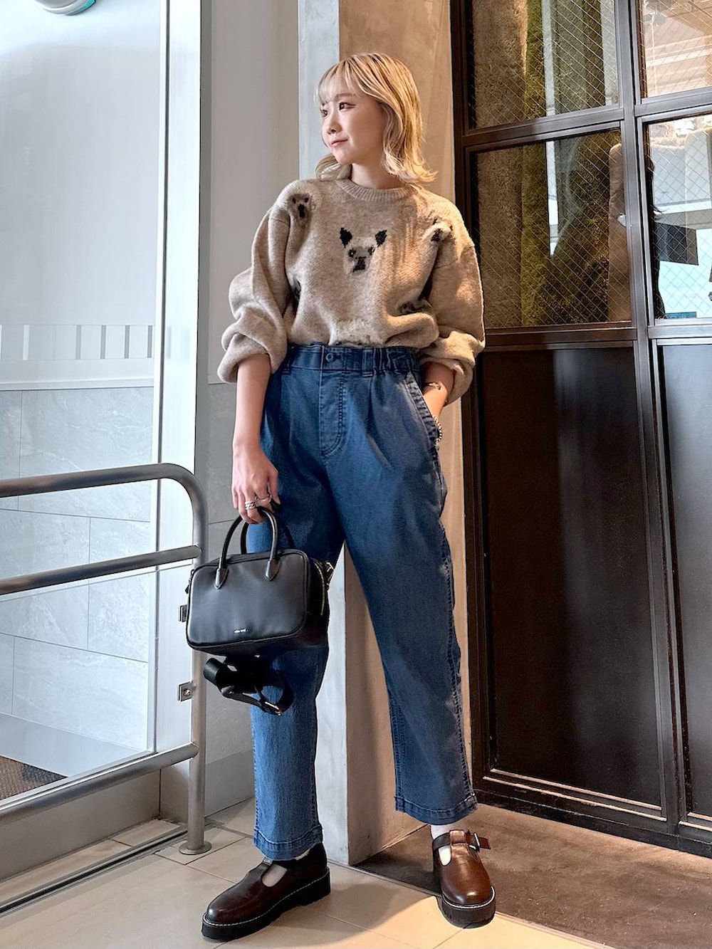 ブルー系のその他パンツ、ブラウン系のその他シューズ、ブラック系のショルダーバッグを着用したレディースの秋コーディネートの2枚目の写真