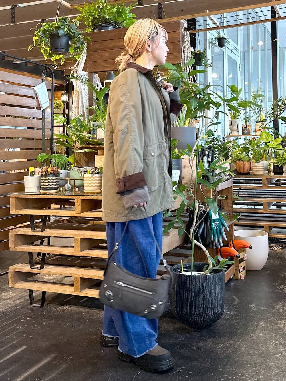 ブルー系のその他パンツ、グレー系のTシャツ/カットソー、ブラウン系のブーツを着用したレディースの秋コーディネートの3枚目の写真