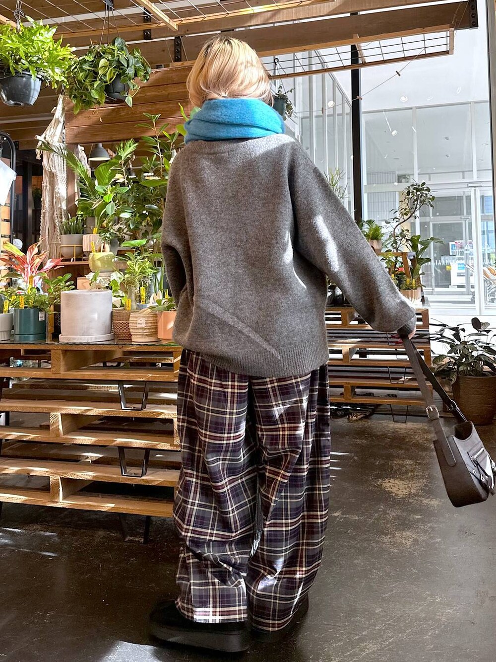 「差し色コーデ、低身長、個性派、デート/ロマンティック、女子会、旅行、niko and ...、マフラー、ニット、ワイドパンツ、パンツ、ショルダーバッグ、バッグ、ブーツ、オーバーサイズ」｜「niko and...のチェックツイルパンツ（その他パンツ、ブルー系）」を使った、すなぎもさん（レディース・153cm）の秋コーディネートの3枚目の写真