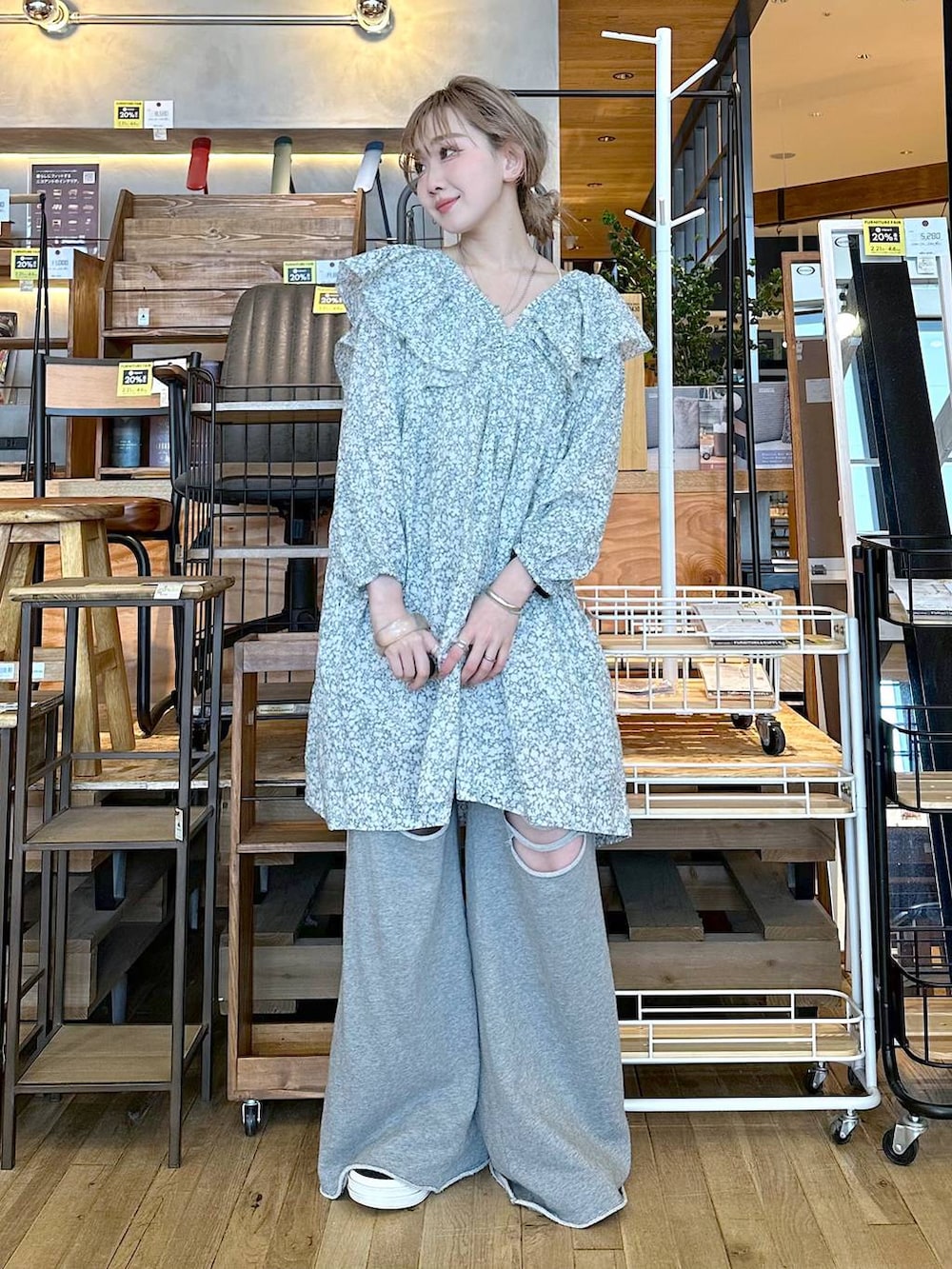 「春色、差し色コーデ、低身長、個性派、デート/ロマンティック、女子会、旅行、niko and ...、ワンピース、スウェットパンツ、パンツ、ワイドパンツ、ガーリー、春コーデ、春服みてみて」｜「niko and...のプレミアムローンフリルチュニック（チュニック、グリーン系）」を使った、すなぎもさん（レディース・153cm）の春コーディネートの2枚目の写真