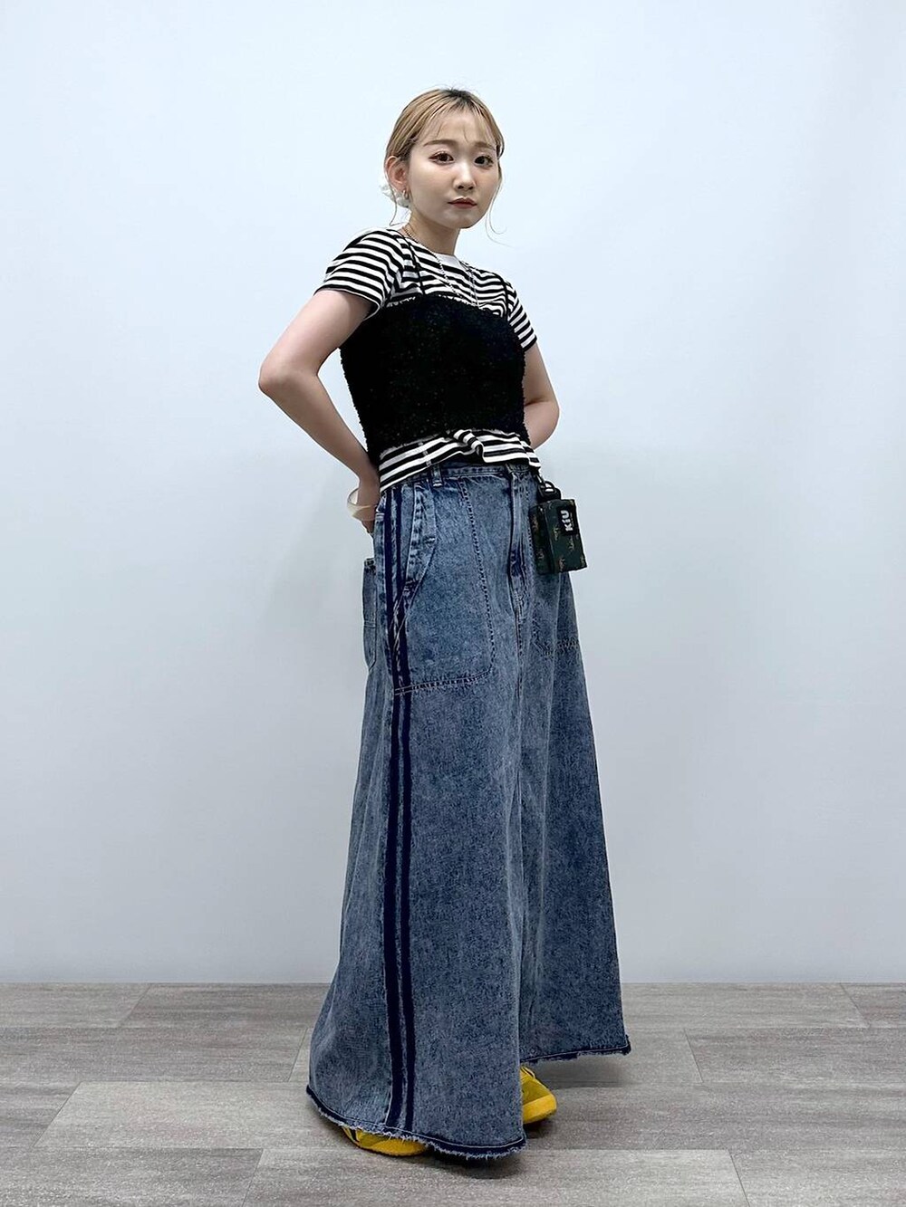 「デート/ロマンティック、女子会、旅行、niko and ...、個性派、低身長、差し色コーデ、ビスチェ、Tシャツ、スカート、ロングスカート、デニムパンツ、オーバーサイズ、スポーティ、夏コーデ」｜「niko and...のパタパタキャミビスチェ（ベスト、ブラック系）」を使った、すなぎもさん（レディース・153cm）の夏コーディネートの3枚目の写真