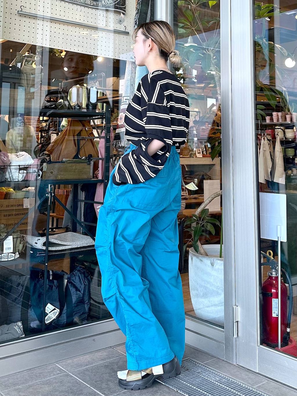 その他のサンダル、ブラック系のトートバッグ、ブラック系のTシャツ/カットソーを着用したレディースの春コーディネートの2枚目の写真