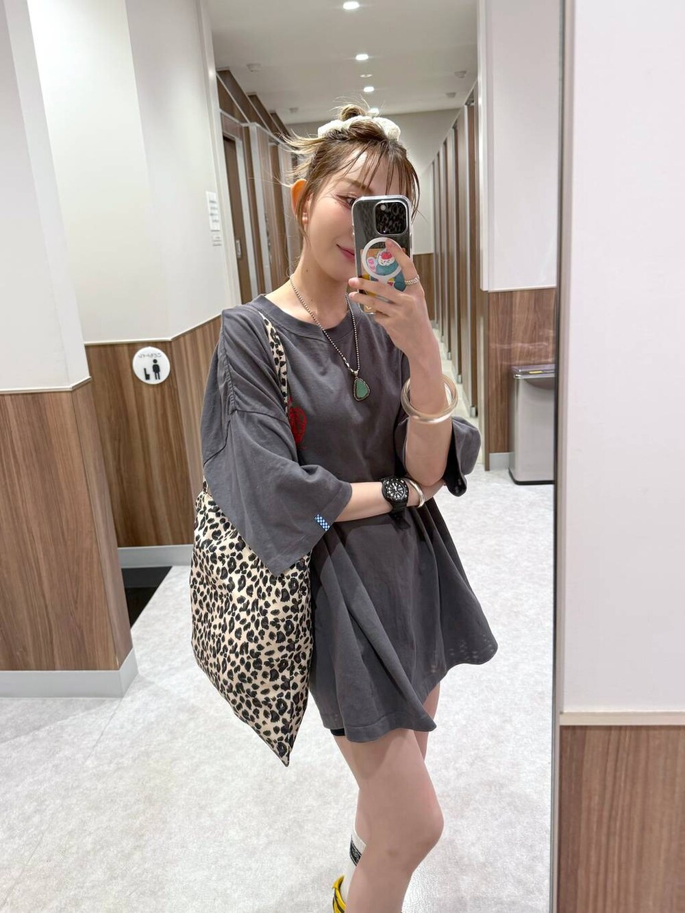 グレー系のTシャツ/カットソーを着用したレディースの夏コーディネートの4枚目の写真