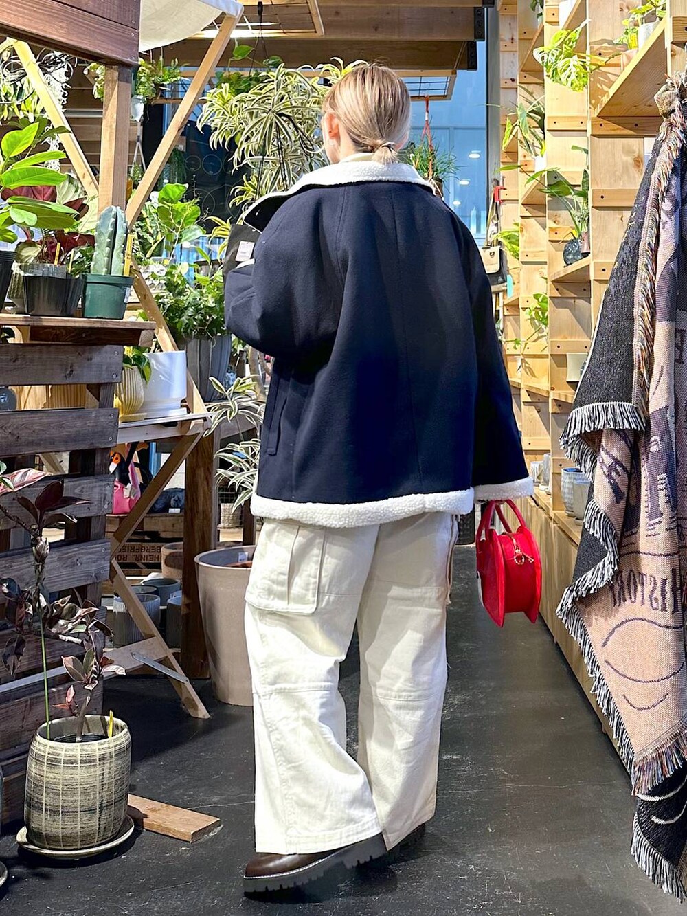 「春コーデ、差し色コーデ、低身長、個性派、デート/ロマンティック、女子会、旅行、niko and ...、アウター、ジャケット、ブラウス、ニット、ワイドパンツ、セールコーデ、ハンドバッグ」|「niko and...のマルチWAYチュールフリルプルオーバー(Tシャツ/カットソー、グレー系)」を使った、すなぎもさん(レディース・153cm)の冬コーディネートの4枚目の写真
